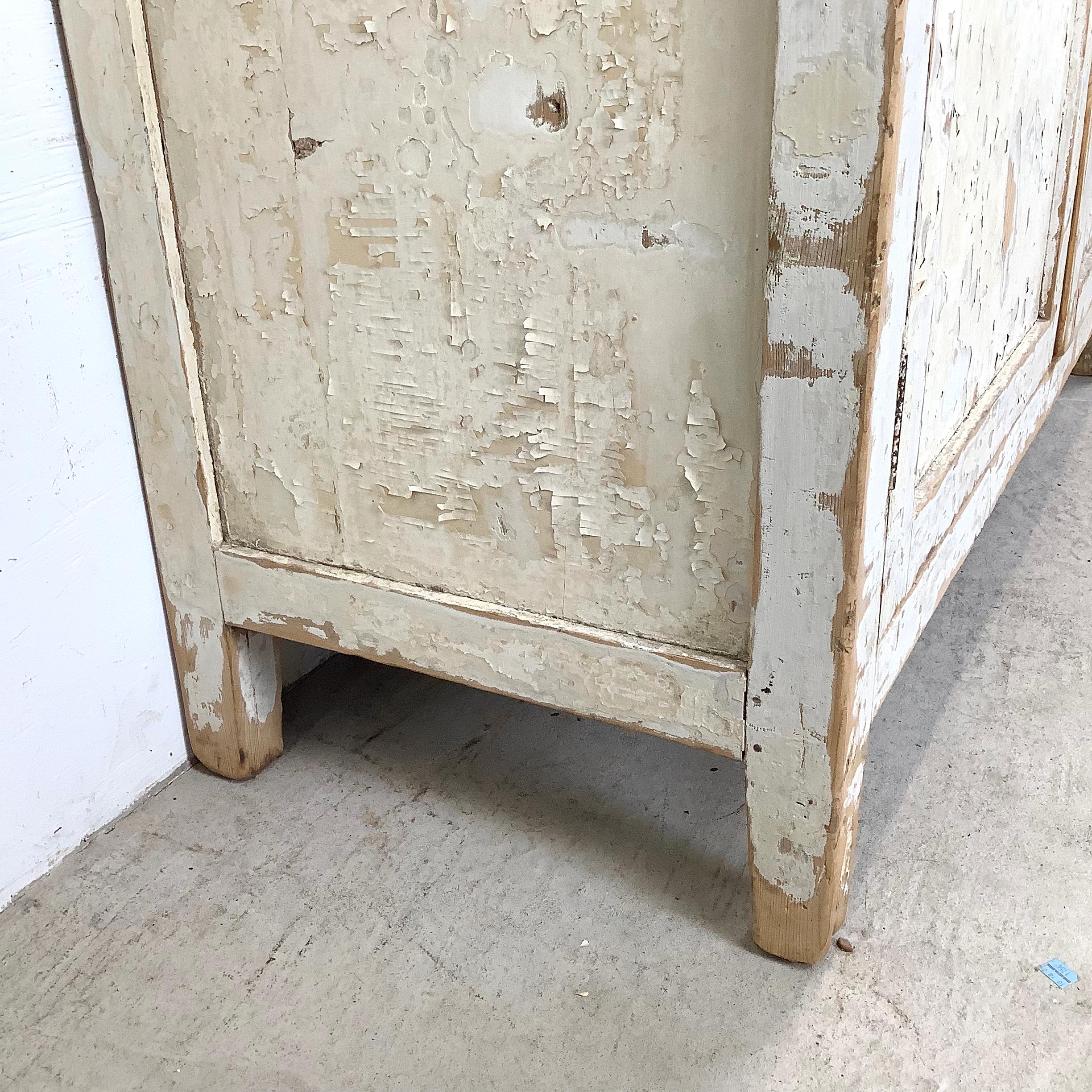 Rustikaler bemalter Schrank des 20. Jahrhunderts mit weißem Distressed Finish im Zustand „Gut“ im Angebot in Trenton, NJ