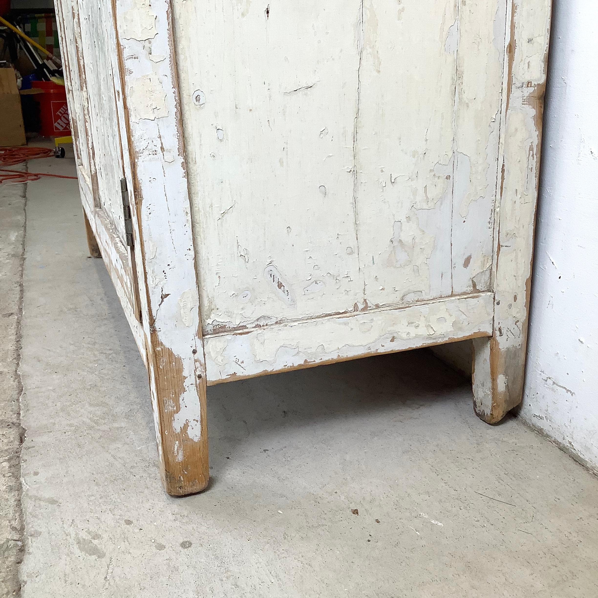 Rustikaler bemalter Schrank des 20. Jahrhunderts mit weißem Distressed Finish (Holz) im Angebot
