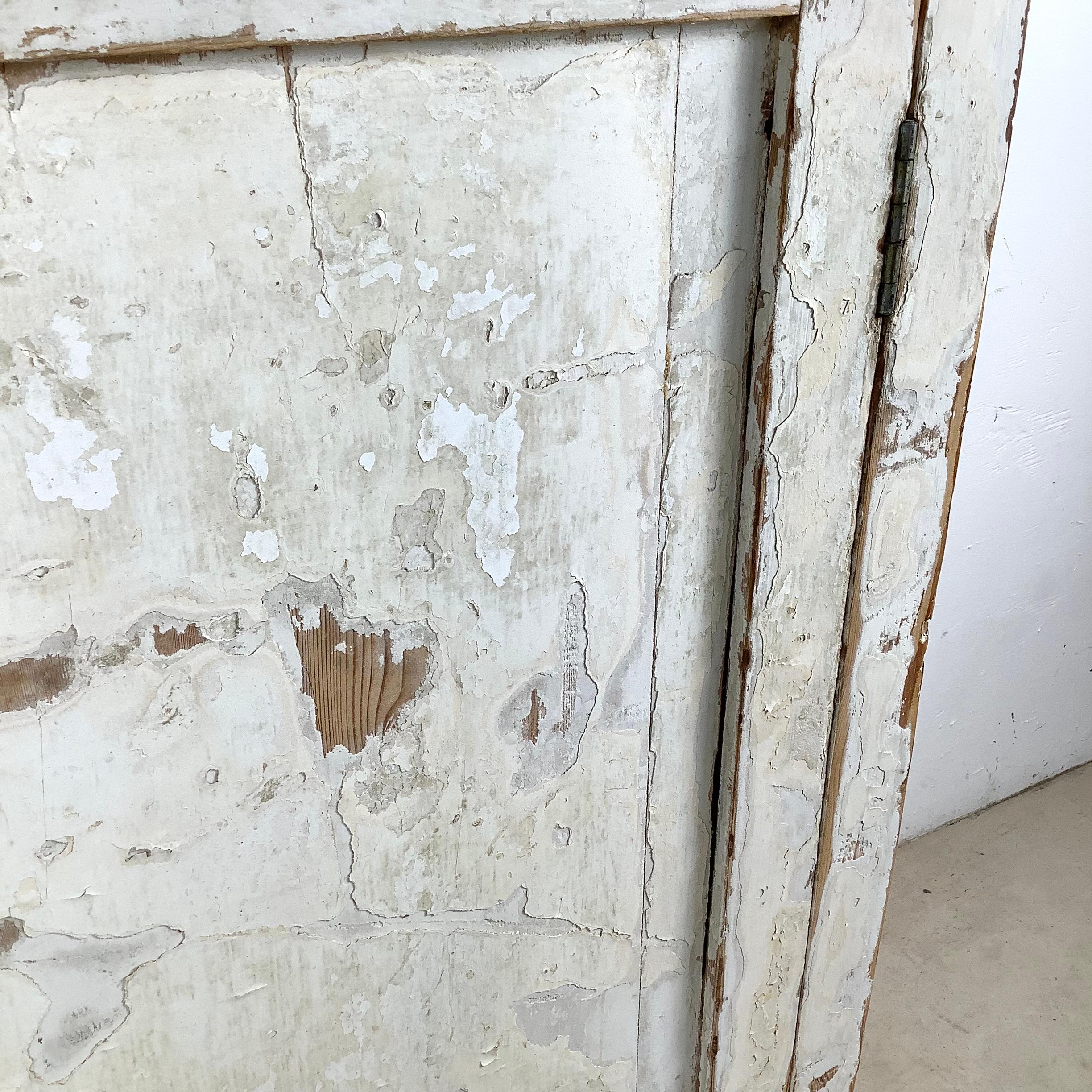Rustikaler bemalter Schrank des 20. Jahrhunderts mit weißem Distressed Finish im Angebot 1