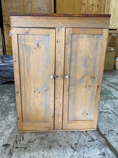Armoire rustique en pin du XXe siècle