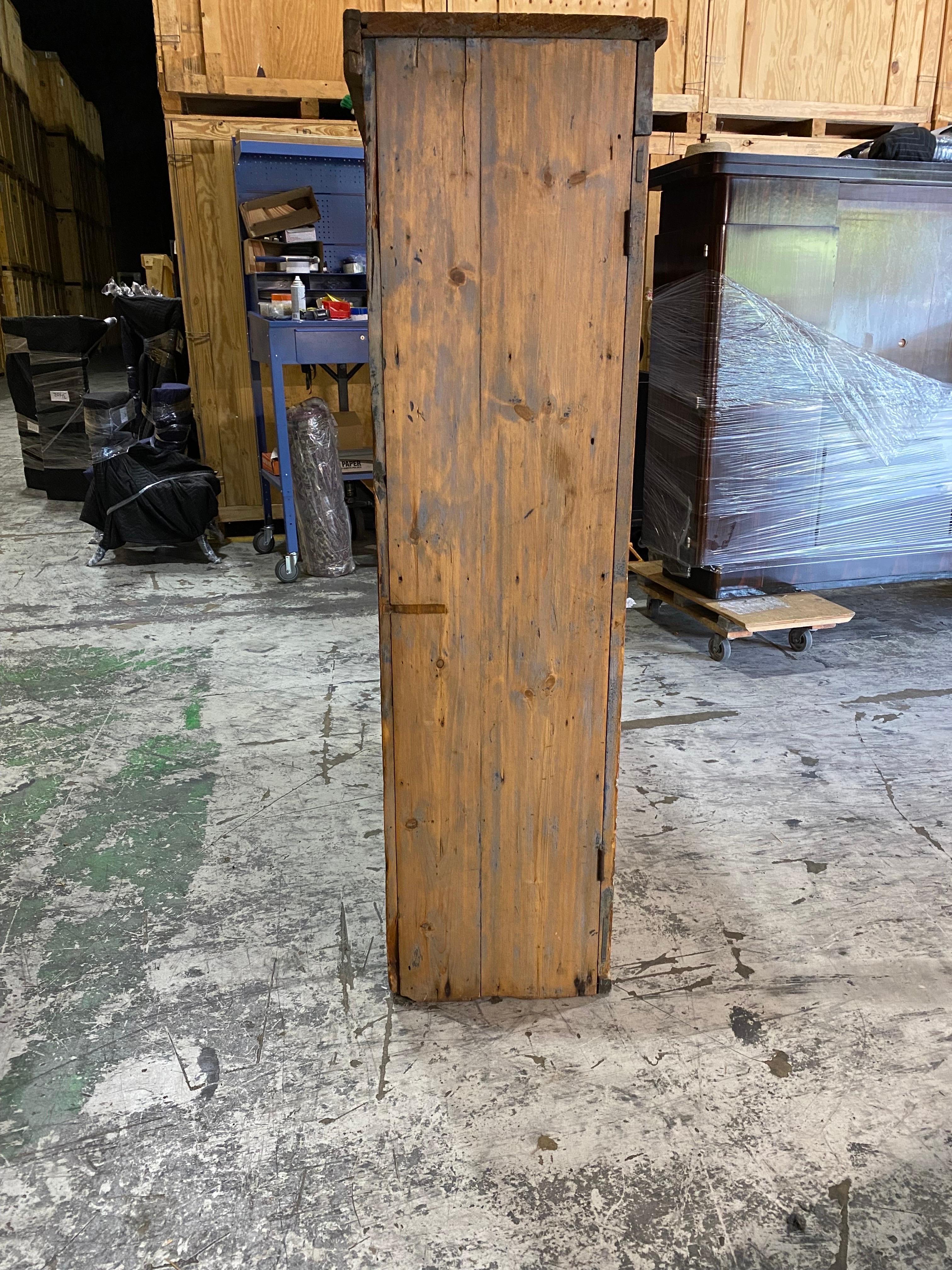 Inconnu Armoire rustique en pin du XXe siècle  en vente