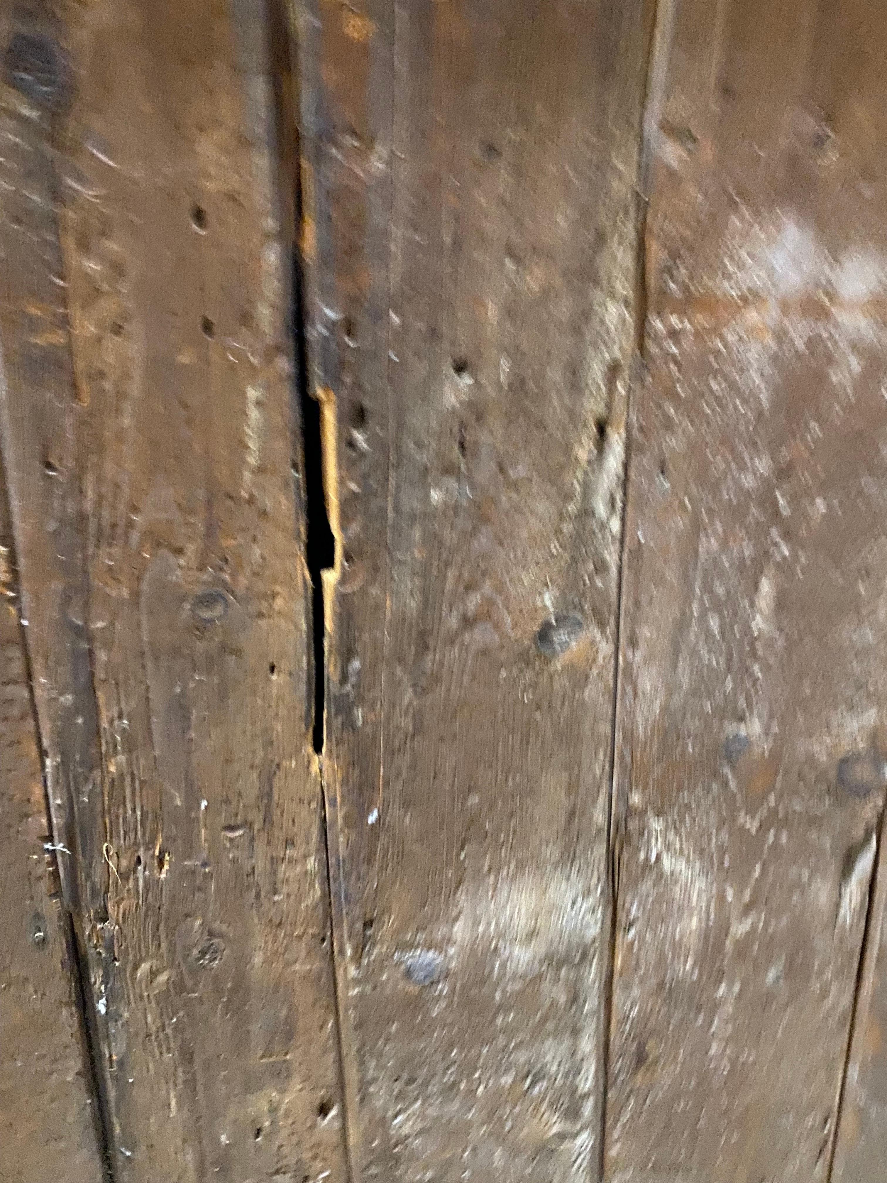 Armoire rustique en pin du XXe siècle  État moyen - En vente à Southampton, NY