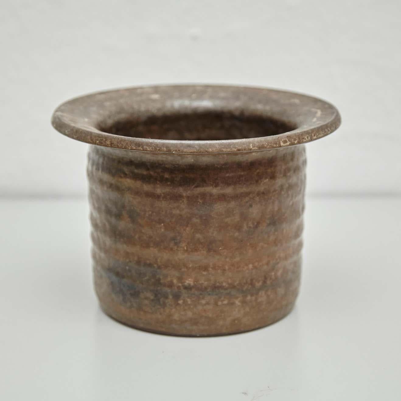 Ceramica tradizionale popolare del XX secolo.  Di un artigiano sconosciuto, Francia.  In condizioni originali, con lievi usure dovute all'età e all'uso, che conservano una bella patina.    Materiali:  Ceramica    Dimensioni:  ø 16 cm x H. 11,5 cm.