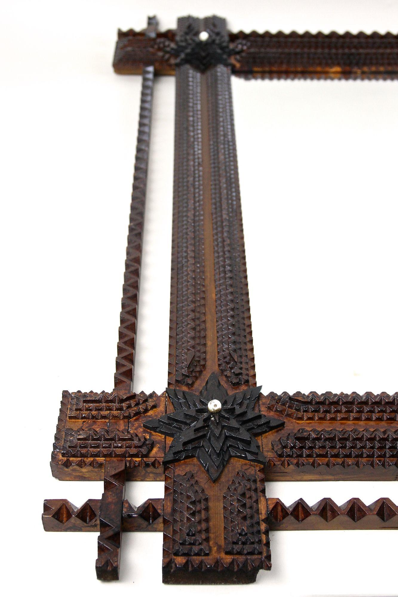 Specchio rustico Tramp Art del XX secolo con stelle, taglio a intaglio, AT, 1900 ca. in vendita 14