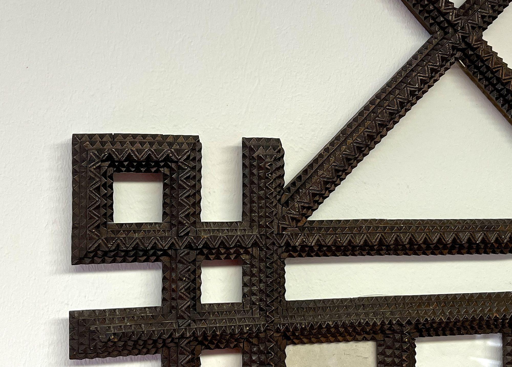 Rustique Cadre photo Rustic Tramp Art du 20e siècle, sculpté à la main, Autriche circa 1900 en vente