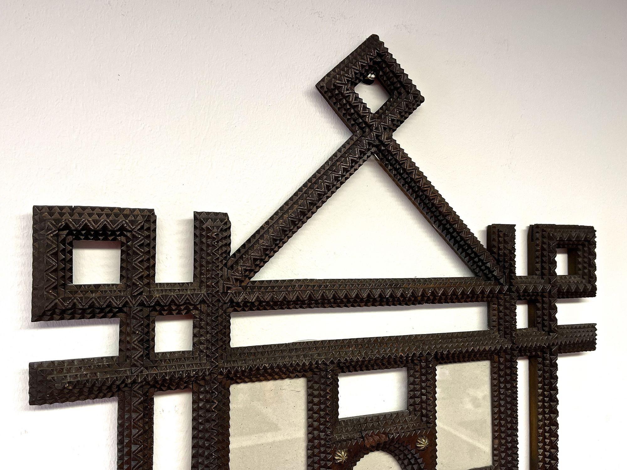 Autrichien Cadre photo Rustic Tramp Art du 20e siècle, sculpté à la main, Autriche circa 1900 en vente