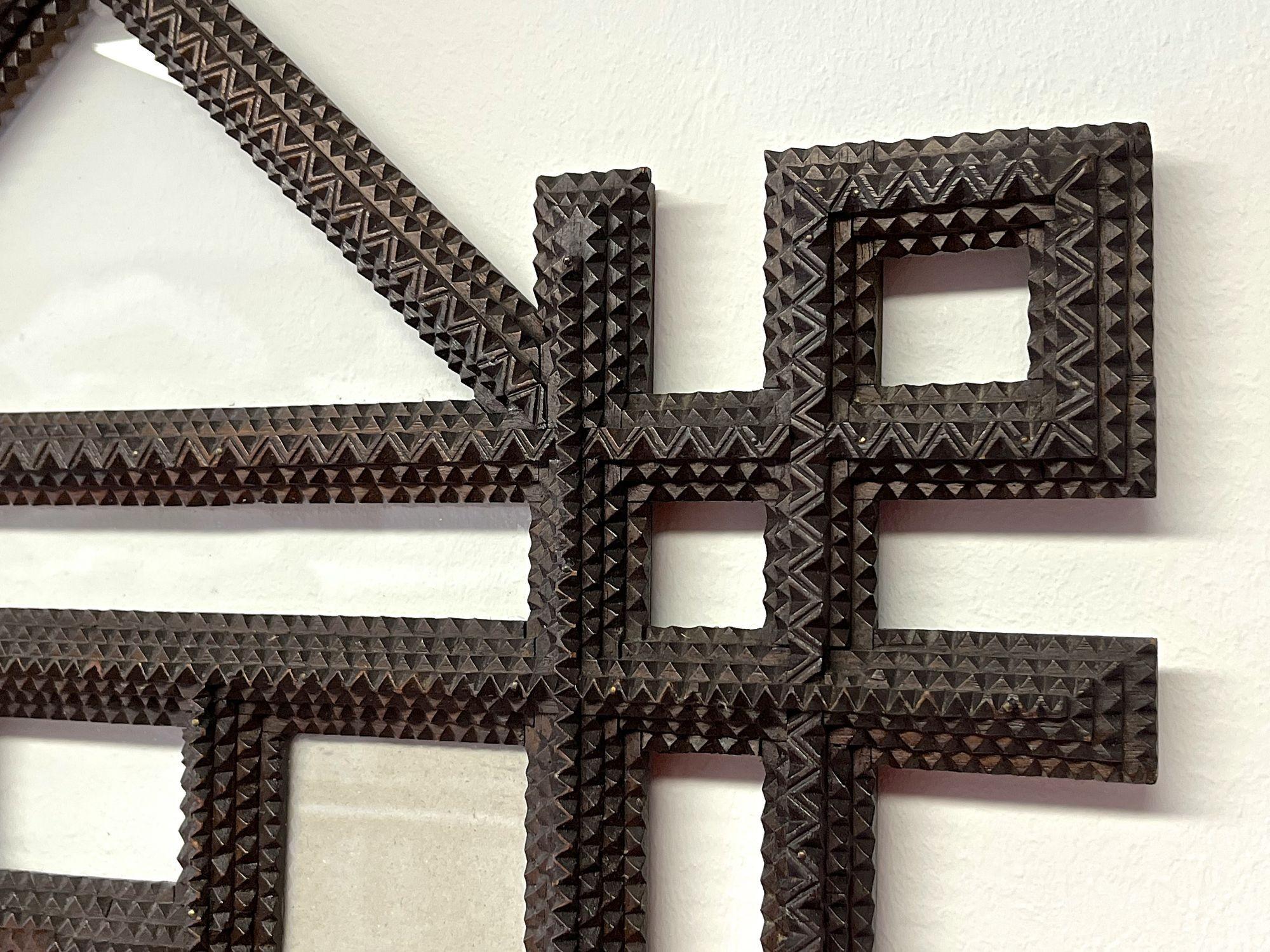 Sculpté à la main Cadre photo Rustic Tramp Art du 20e siècle, sculpté à la main, Autriche circa 1900 en vente