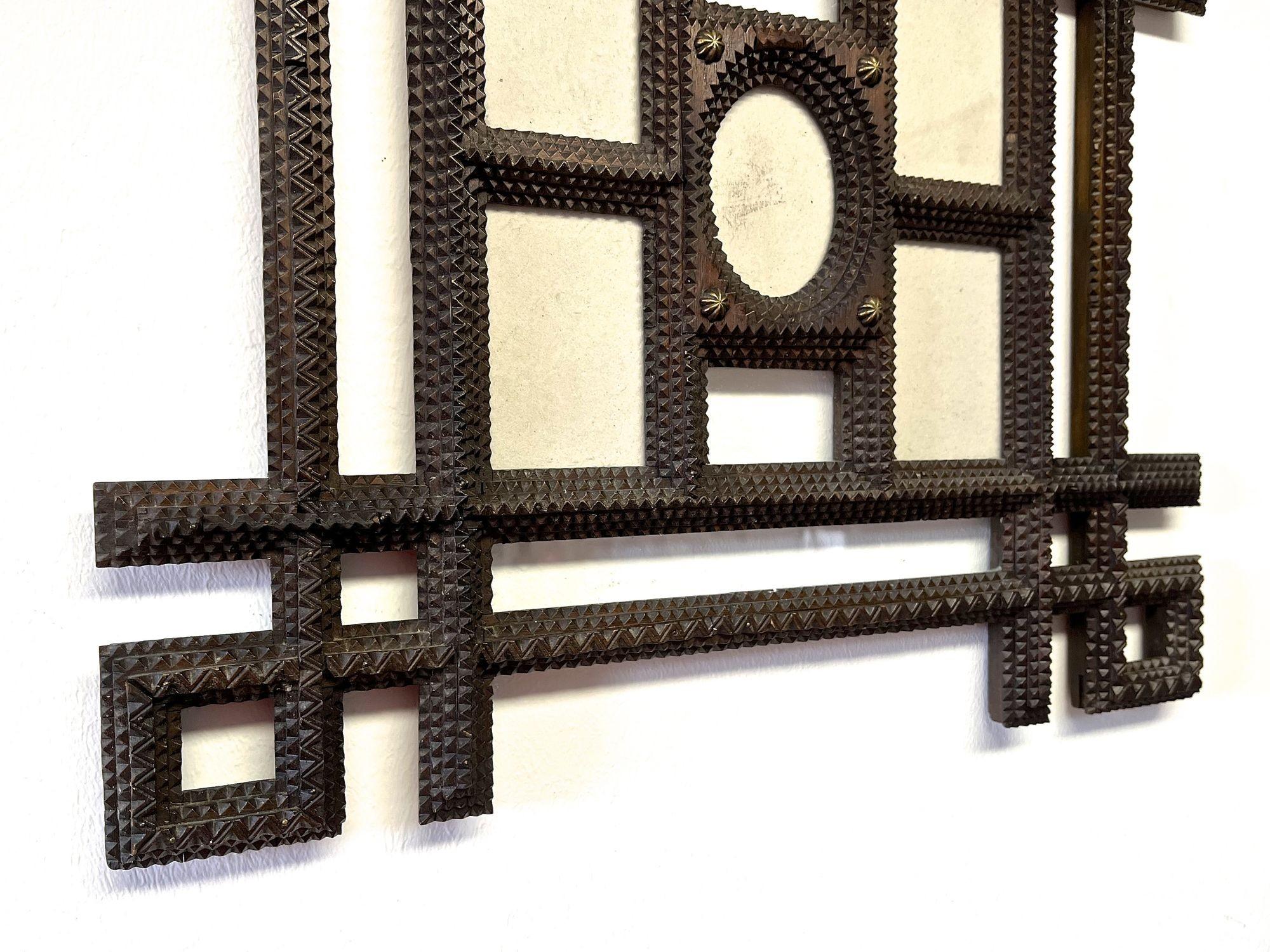 20ième siècle Cadre photo Rustic Tramp Art du 20e siècle, sculpté à la main, Autriche circa 1900 en vente