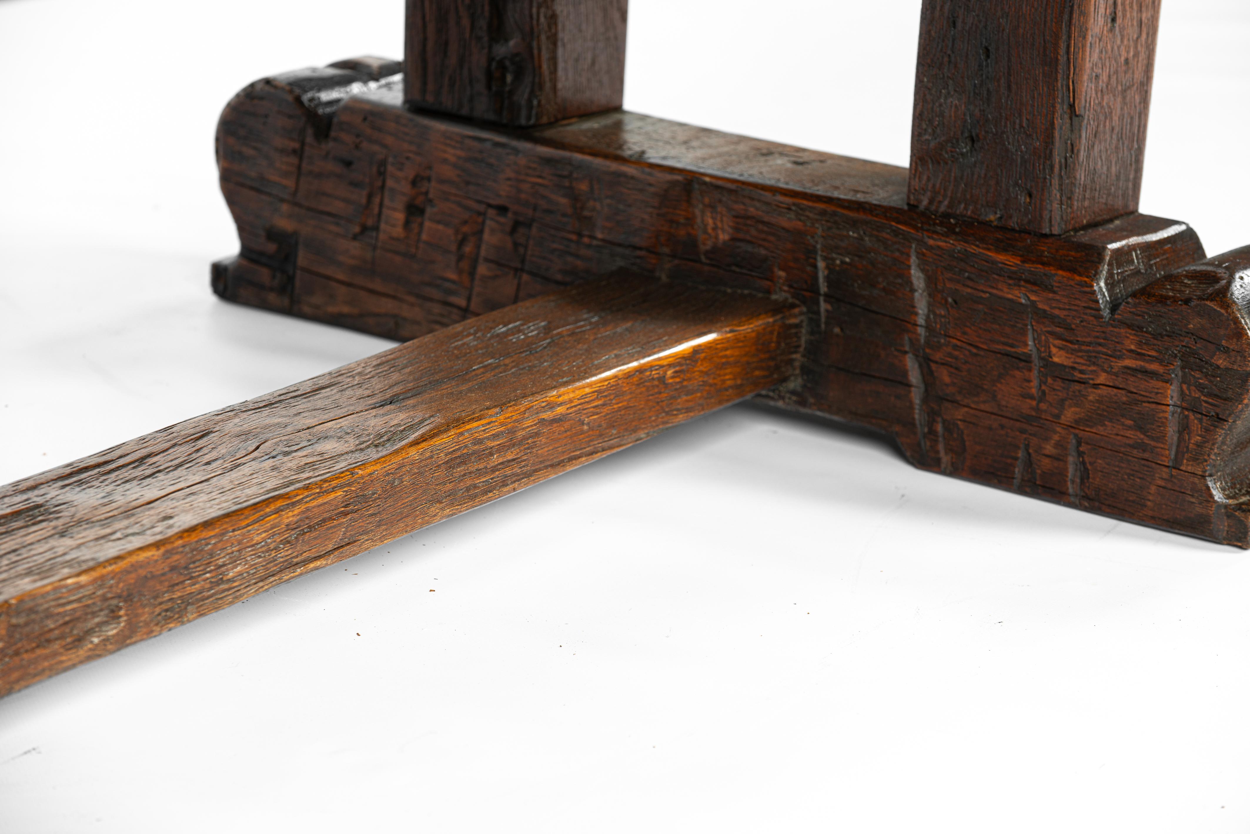 20th  century Rustic Warm Brown Table basse à tréteaux en chêne recyclé en vente 5