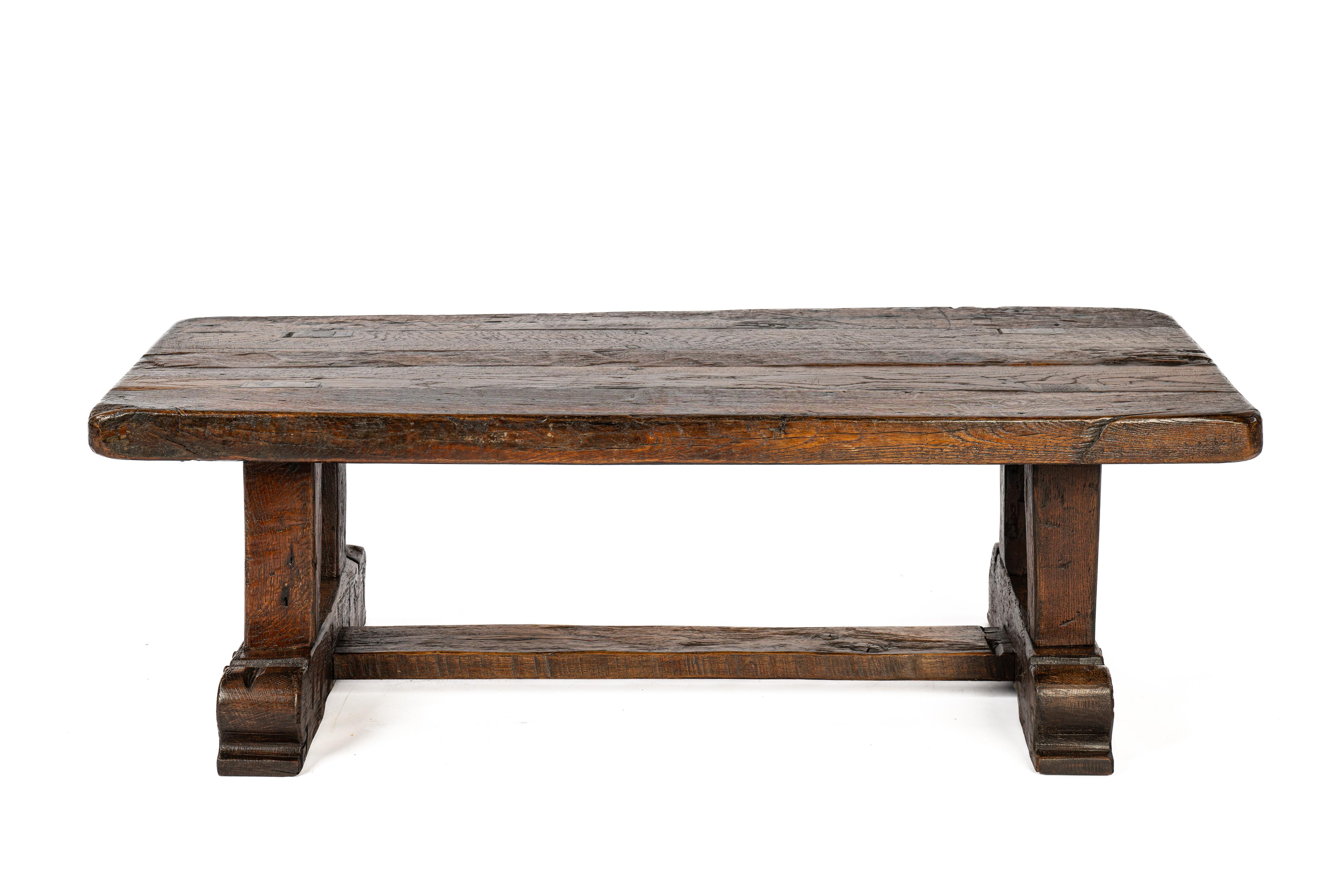 Cette table basse rustique, d'un brun chaud, a été fabriquée à partir de chêne récupéré depuis des siècles. La table a été fabriquée vers 1960 à Veldhoven, aux Pays-Bas, par la célèbre entreprise Piet Rombouts and Sons. Ils étaient connus pour leur
