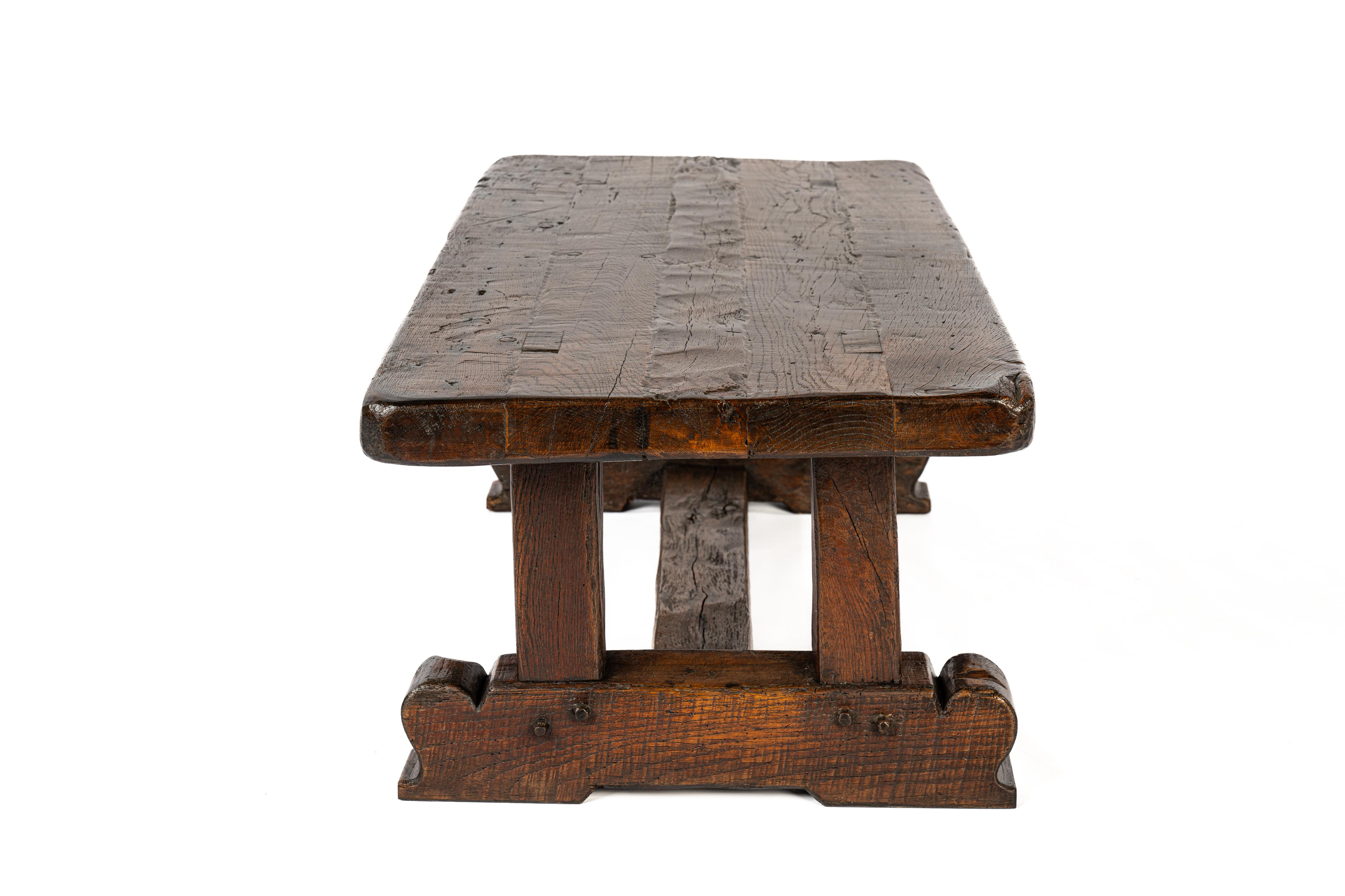 Néerlandais 20th  century Rustic Warm Brown Table basse à tréteaux en chêne recyclé en vente