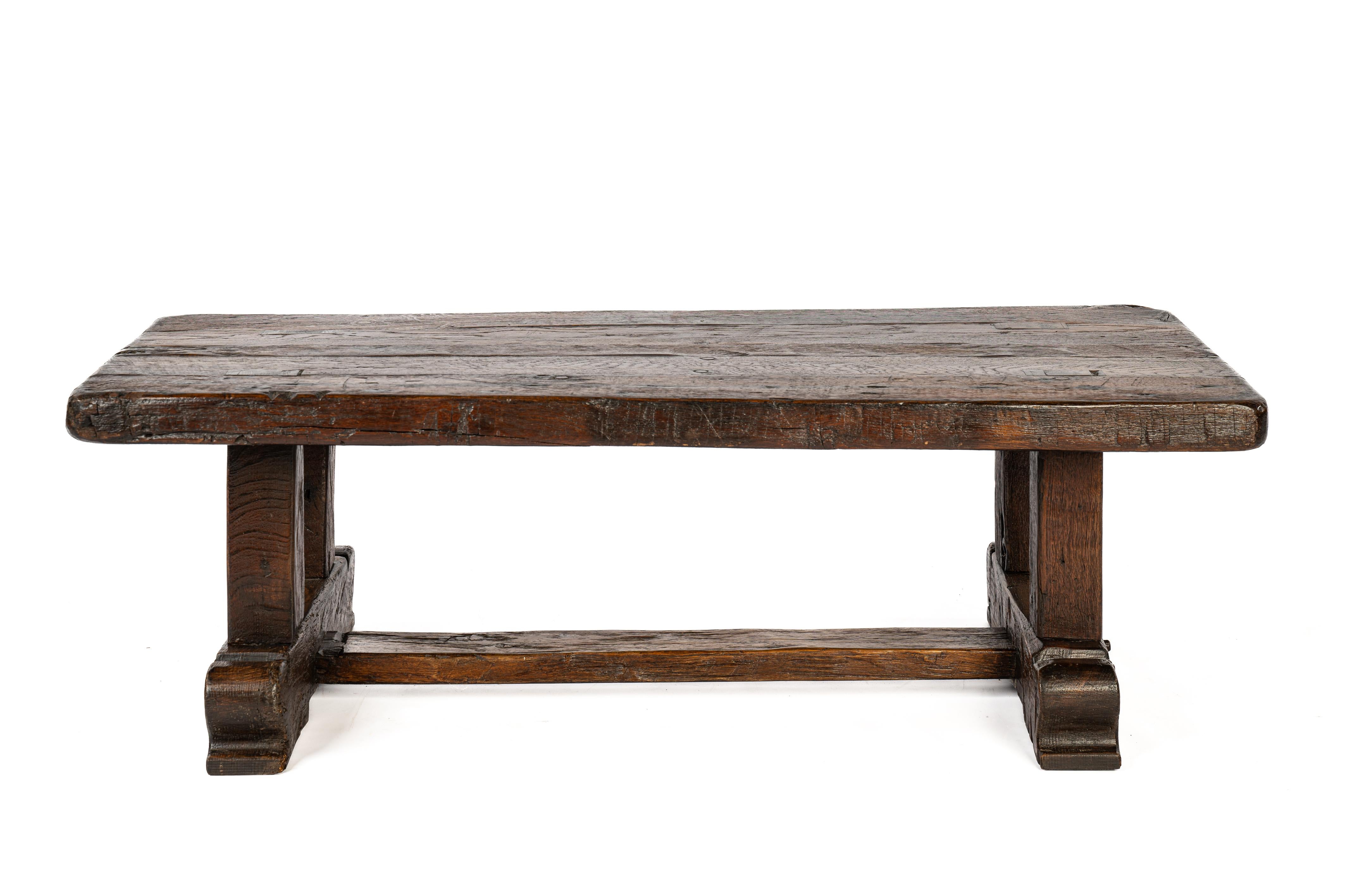 Sculpté 20th  century Rustic Warm Brown Table basse à tréteaux en chêne recyclé en vente