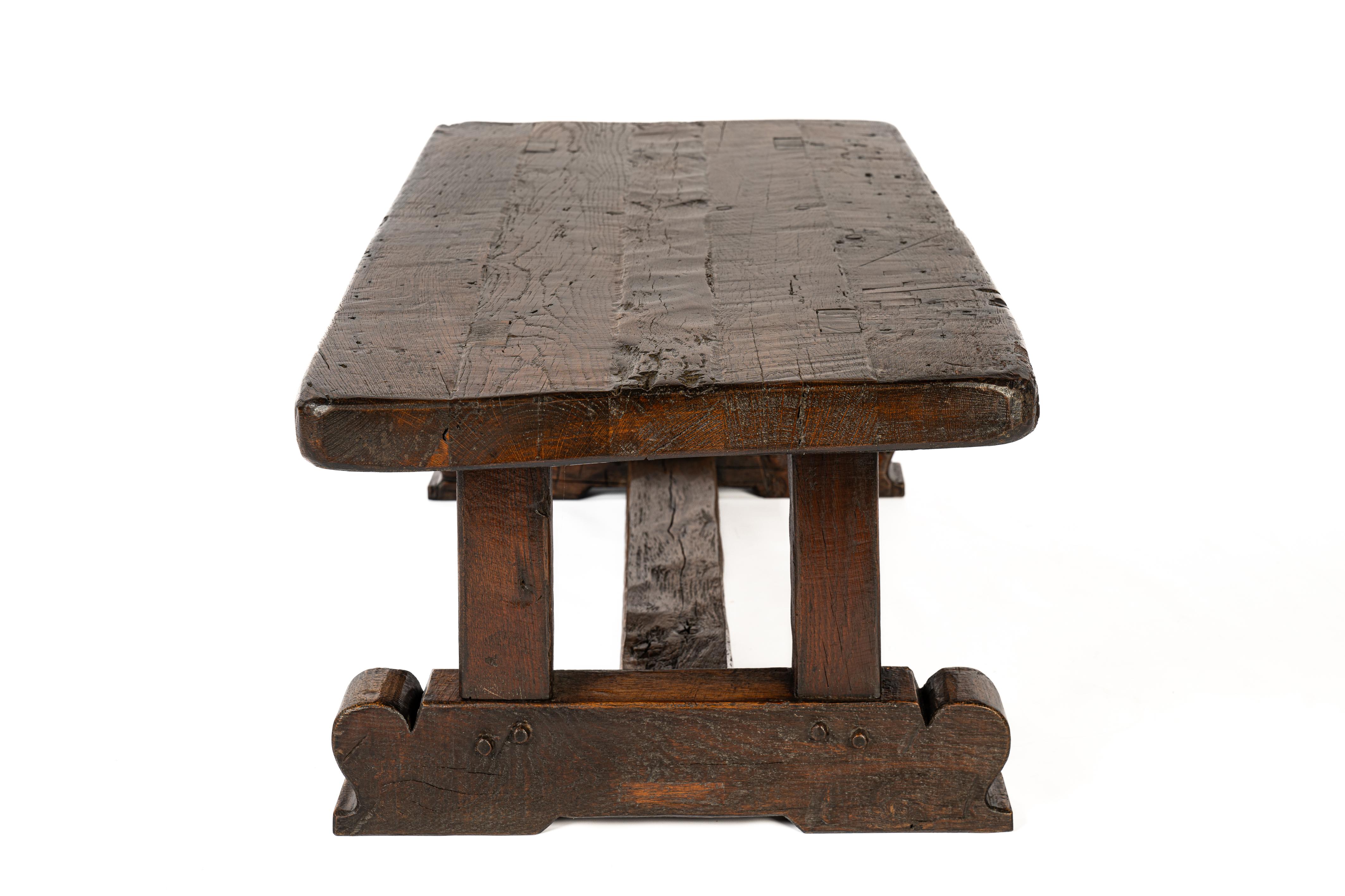 20th  century Rustic Warm Brown Table basse à tréteaux en chêne recyclé Bon état - En vente à Casteren, NL