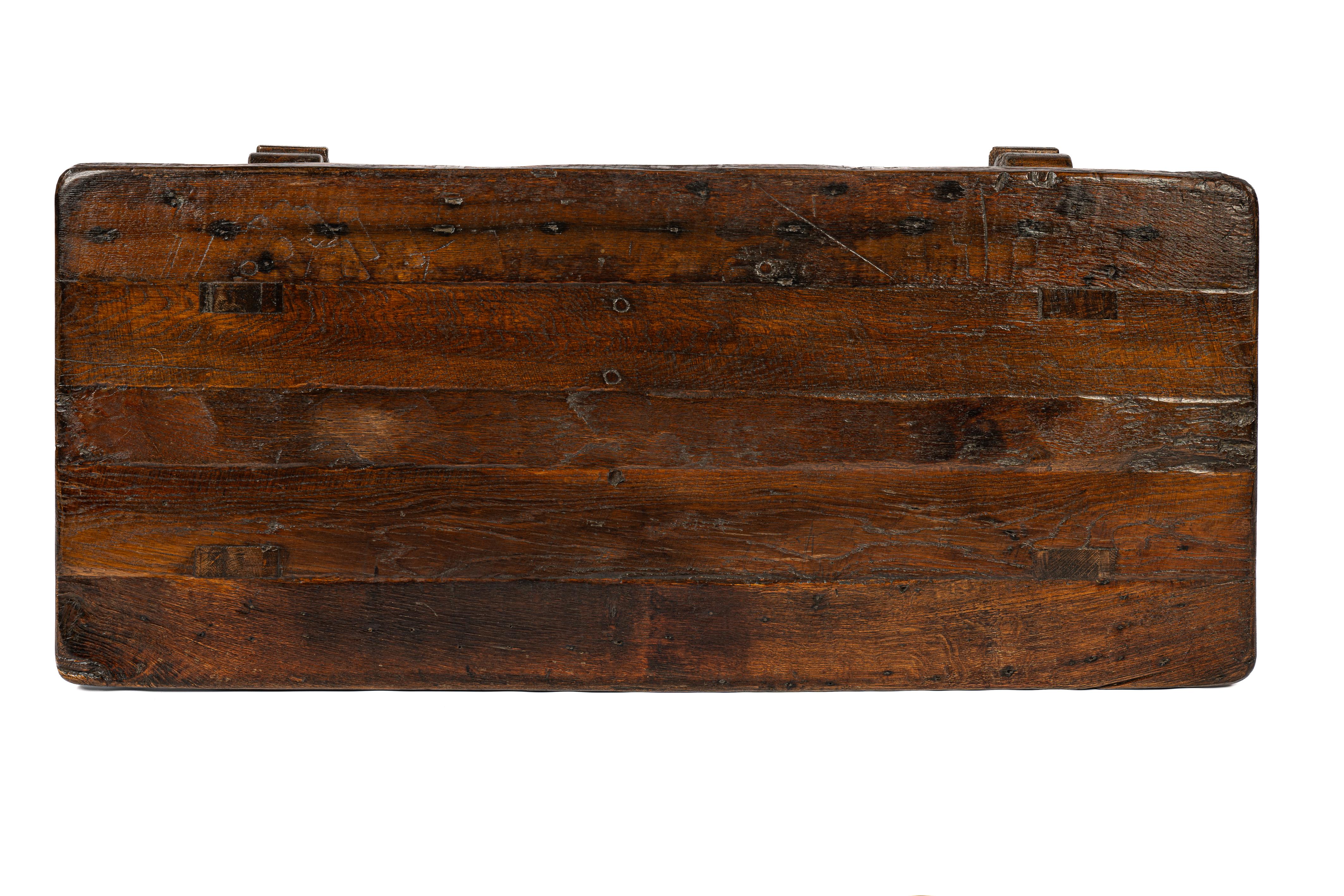 20ième siècle 20th  century Rustic Warm Brown Table basse à tréteaux en chêne recyclé en vente