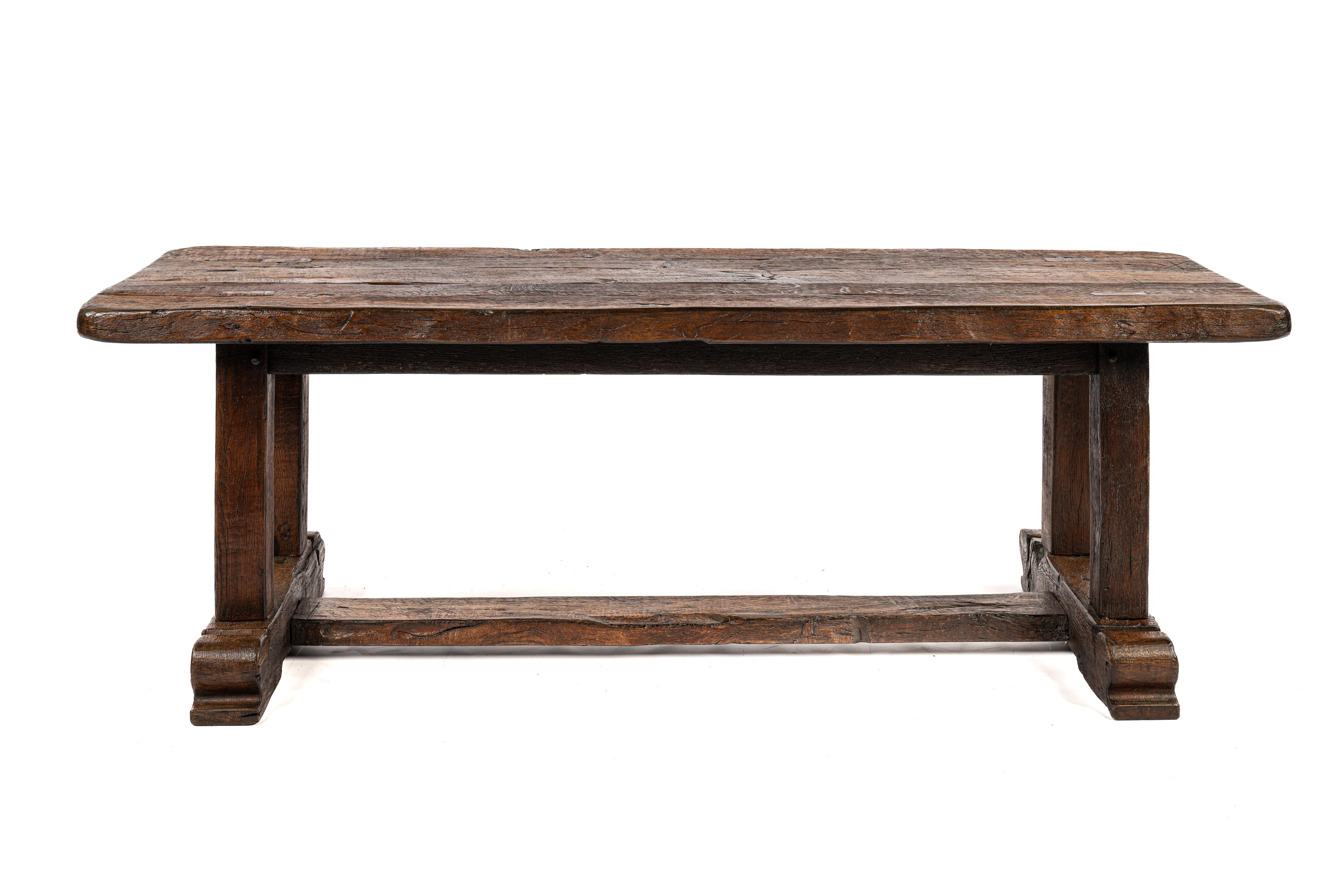 Cette table de salle à manger rustique, d'un brun chaud, a été fabriquée à partir de chêne récupéré depuis des siècles. La table a été fabriquée vers 1960 à Veldhoven, aux Pays-Bas, par la célèbre entreprise Piet Rombouts and Sons. Ils étaient