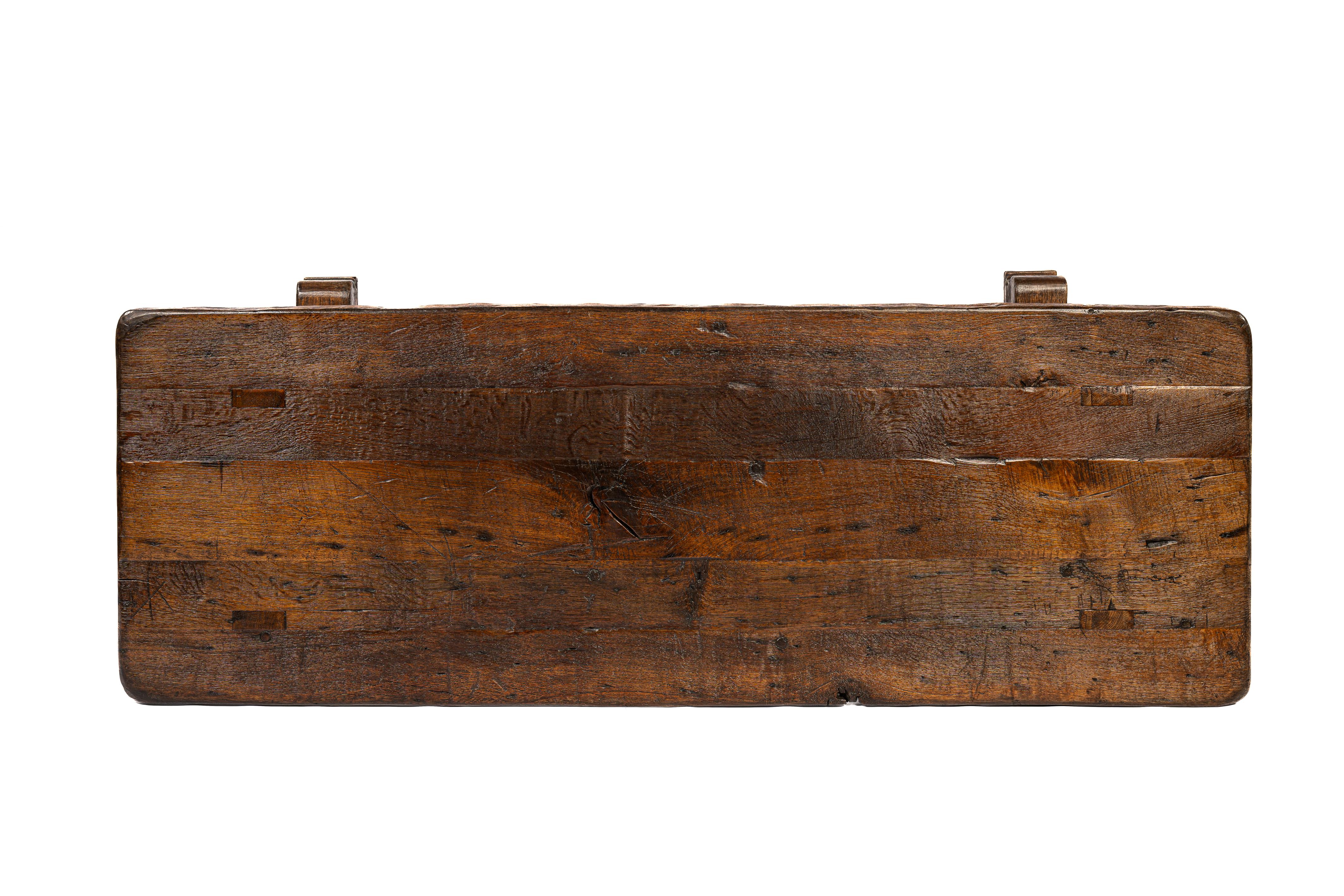 Sculpté 20th  century Rustic Warm Brown Table de salle à manger à tréteaux en chêne recyclé en vente