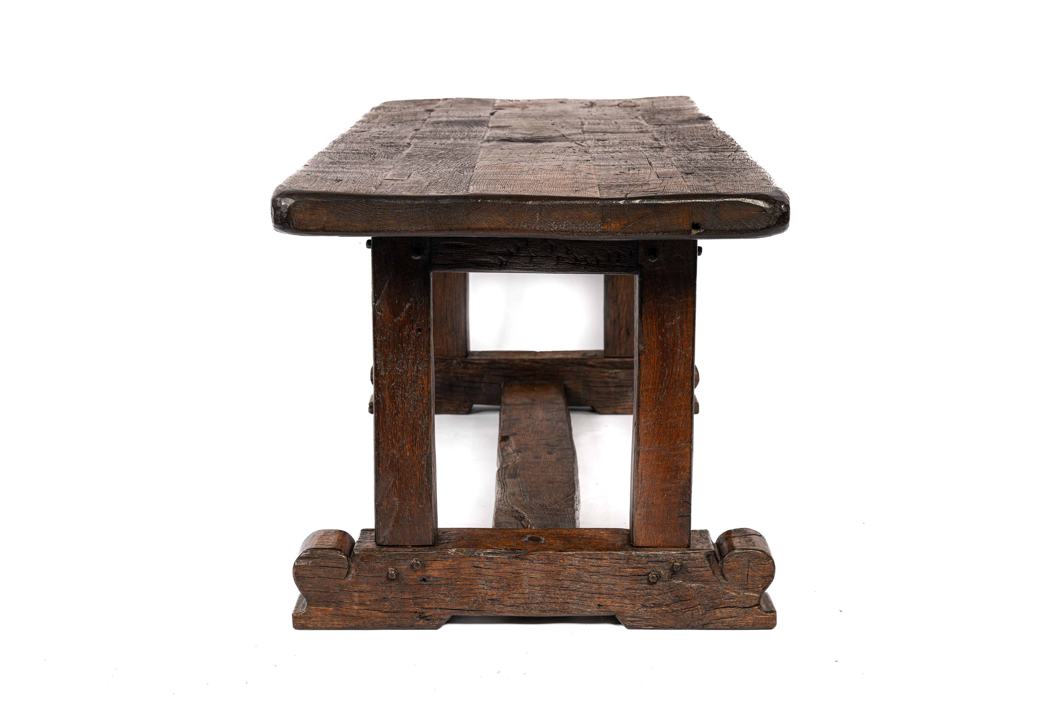 20ième siècle 20th  century Rustic Warm Brown Table de salle à manger à tréteaux en chêne recyclé en vente