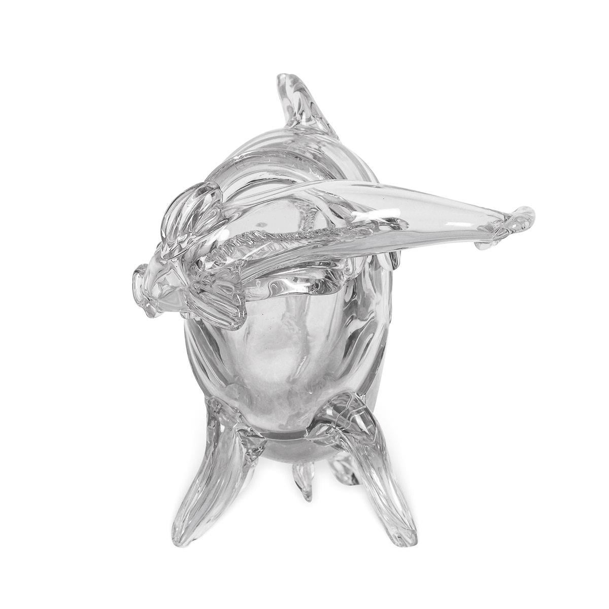 Grand modèle de poisson en cristal de Saint Louis du milieu du 20e siècle, soufflé et taillé à la main depuis 1586 à Saint-Louis-les-Bitche en Moselle. Dessiné par Jean Sala (1895-1976), Jean Sala est né en Espagne (actif en