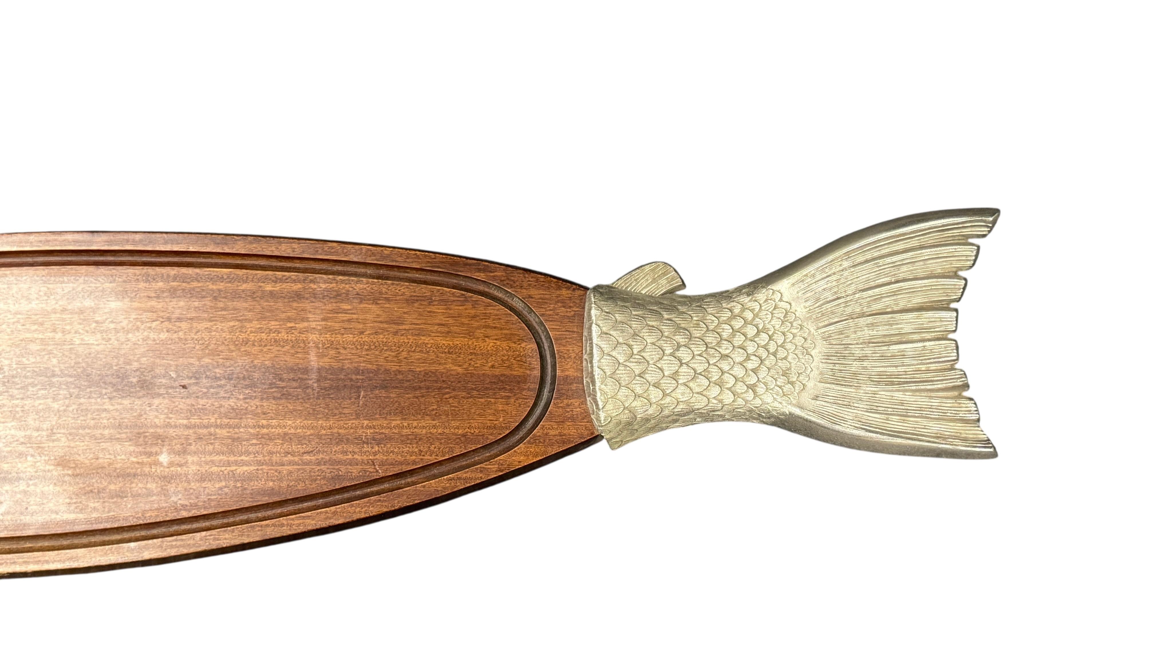 Moderne Plateau en métal chromé et Wood Wood du 20e siècle Poisson saumoné, Vintage 1970 en vente