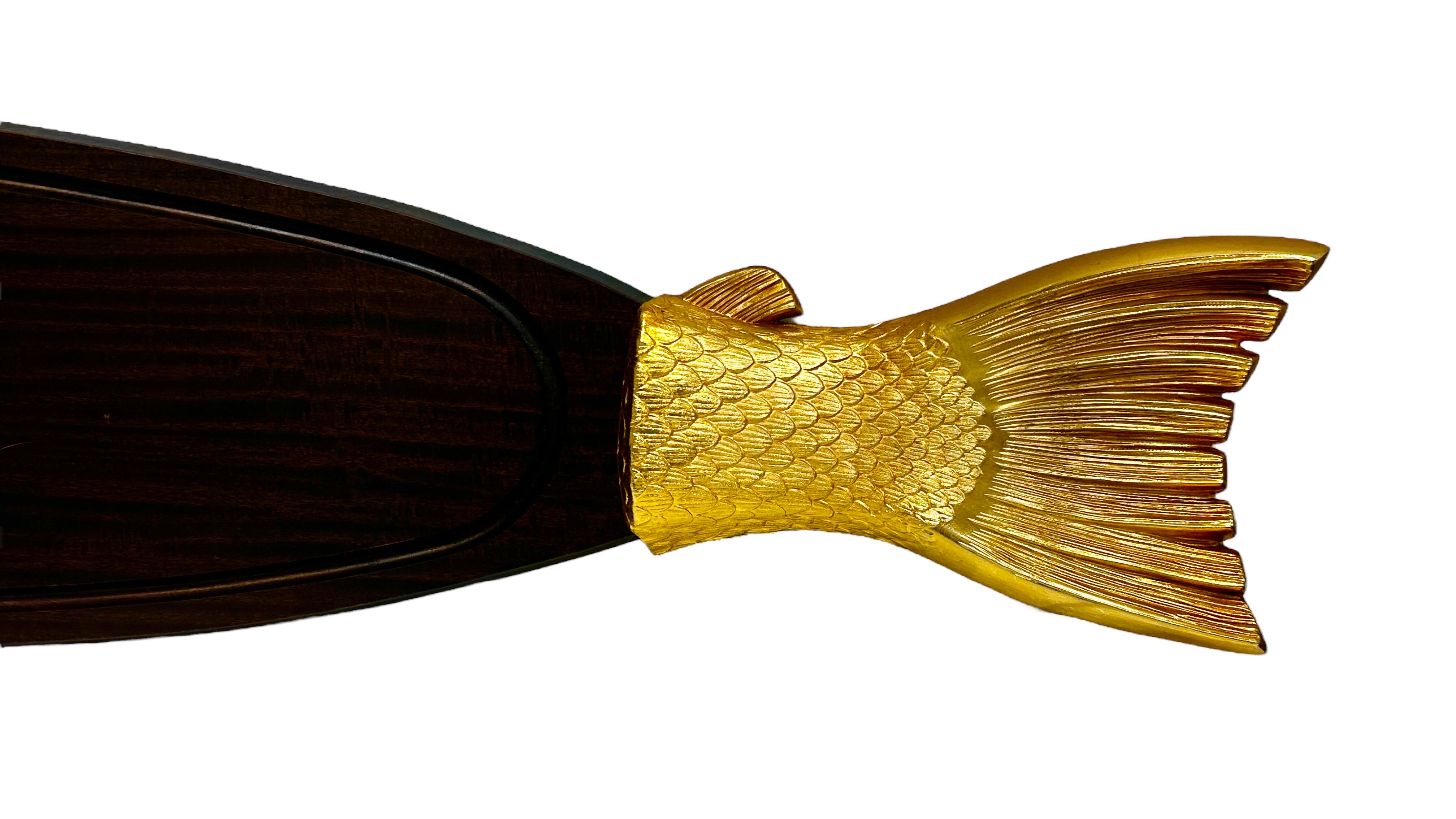 Lachs Vergoldetes Metall- und Holztablett-Teller mit Fischmotiv aus dem 20. Jahrhundert, Vintage 1970er (Deutsch) im Angebot