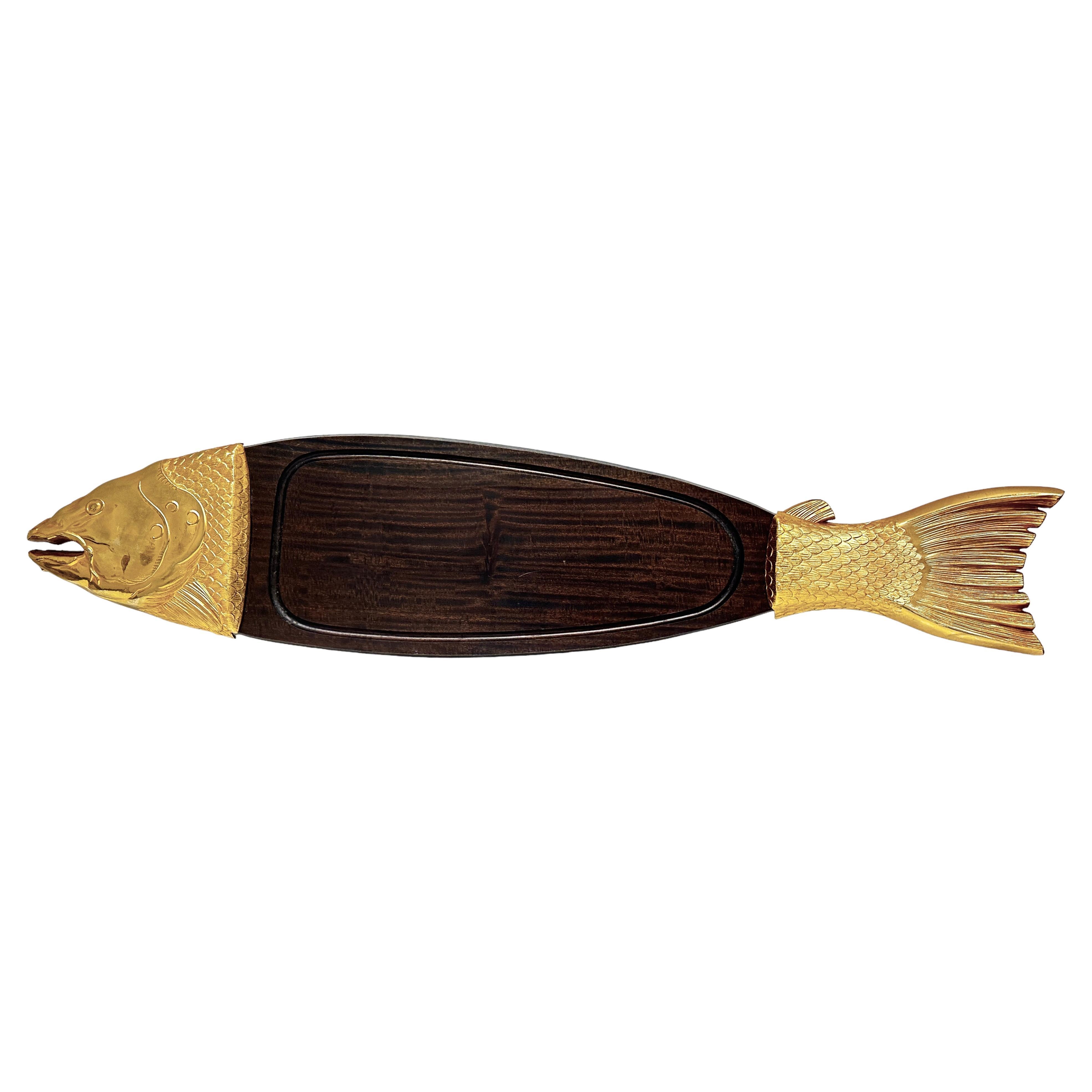 Lachs Vergoldetes Metall- und Holztablett-Teller mit Fischmotiv aus dem 20. Jahrhundert, Vintage 1970er im Angebot
