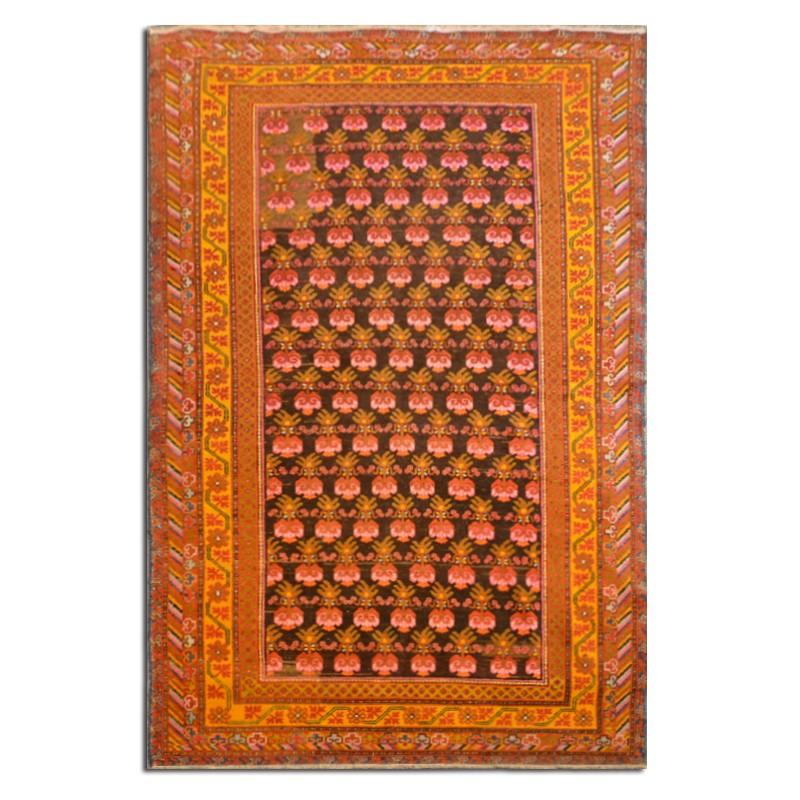 Carpet from the ancient Silk Road.

– Design of flowers and leaves with influences from Chinese carpets.
– Multicolored Samarkand rug. 
– Leaves and geometric flowers make up the central field.
– Geometric design border also and colors in yellows