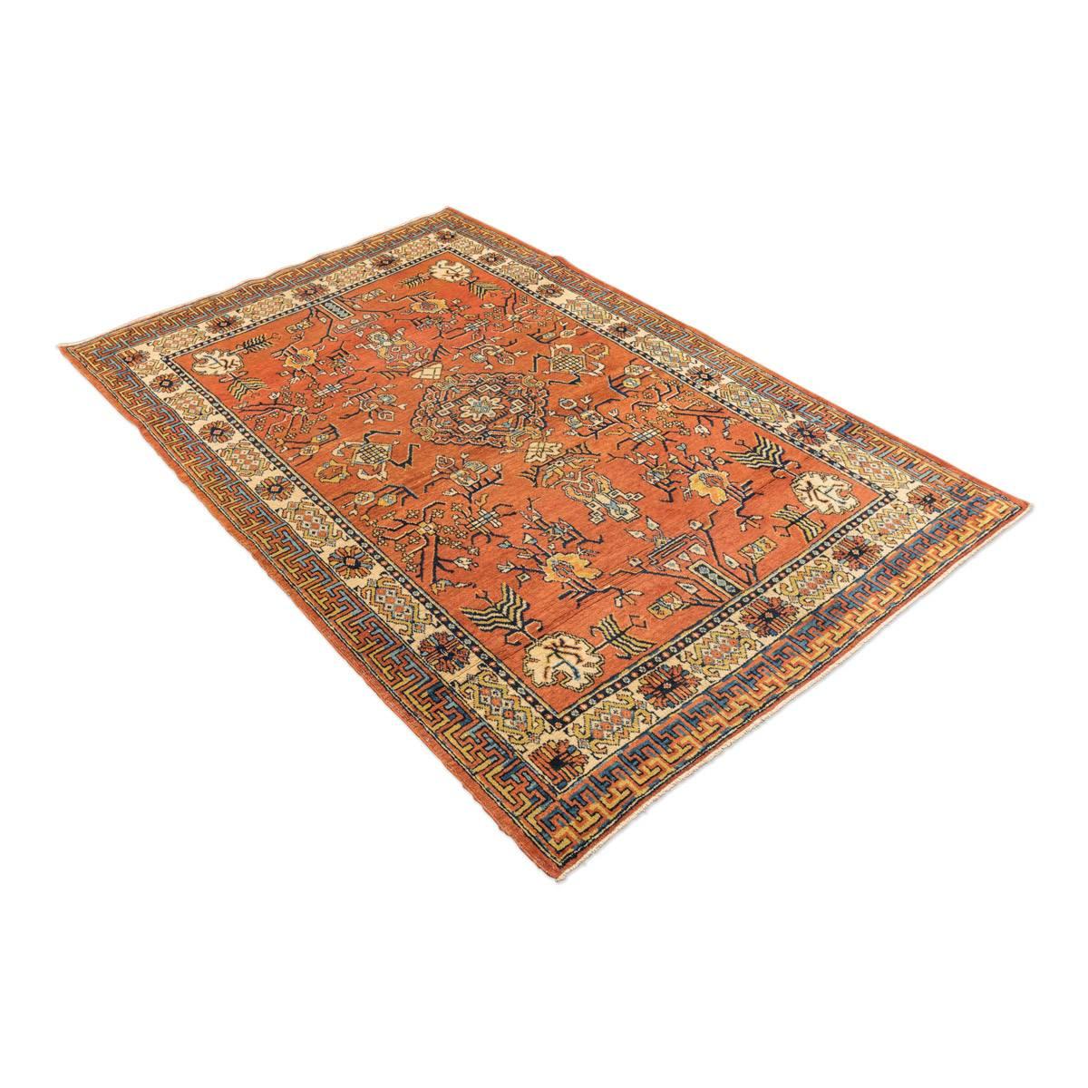 Samarkand-Teppich, Kothan-Muster mit Einflüssen von chinesischen Teppichen und der alten Seidenstraße, um 1900.
- Wir heben die Qualität der Erhaltung der Farben hervor.
- Farben in Karamelltönen.
- Geometrische Blätter und Blumen bilden das