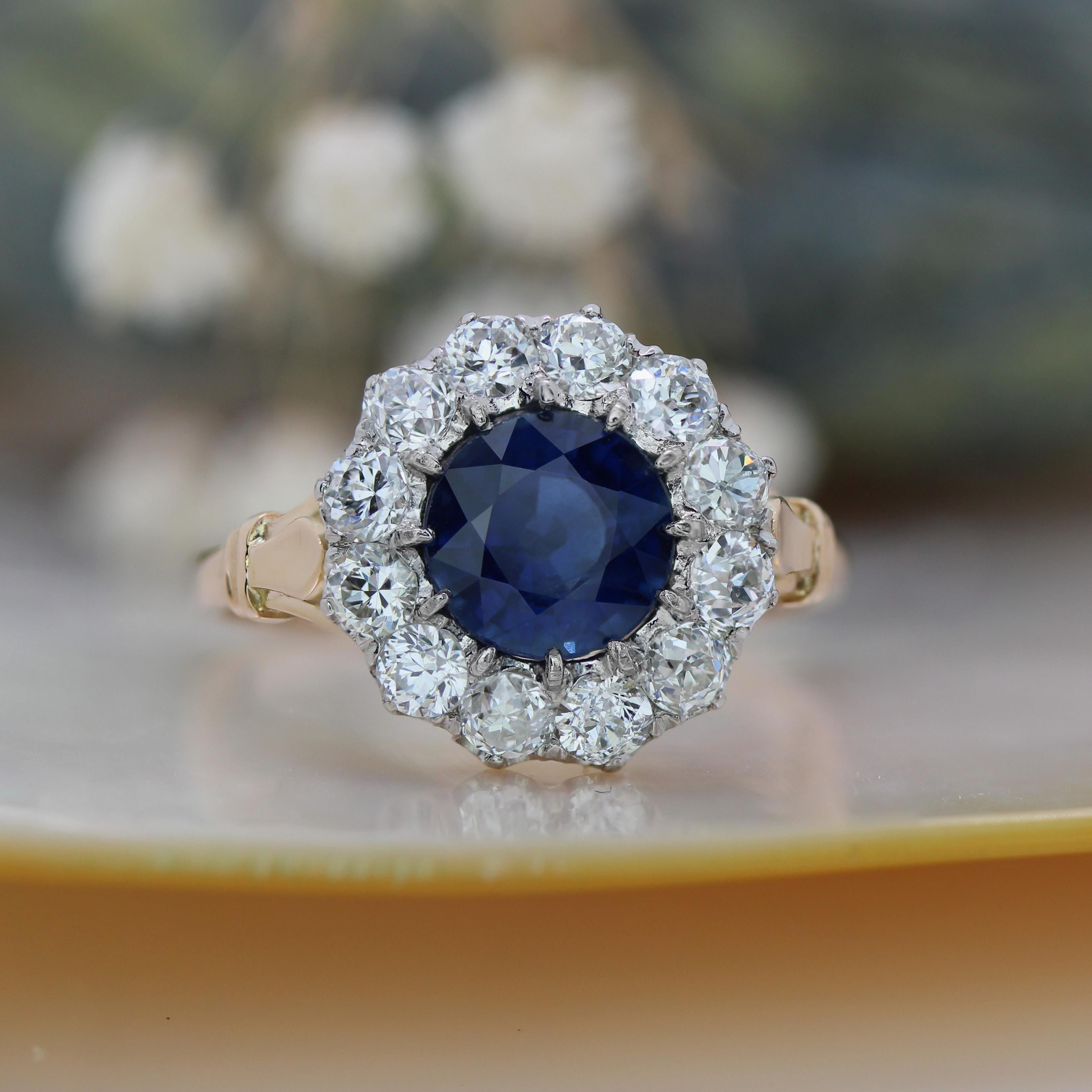 Belle Époque Anello a margherita in oro giallo 18 carati e platino con zaffiro e diamanti del XX secolo in vendita