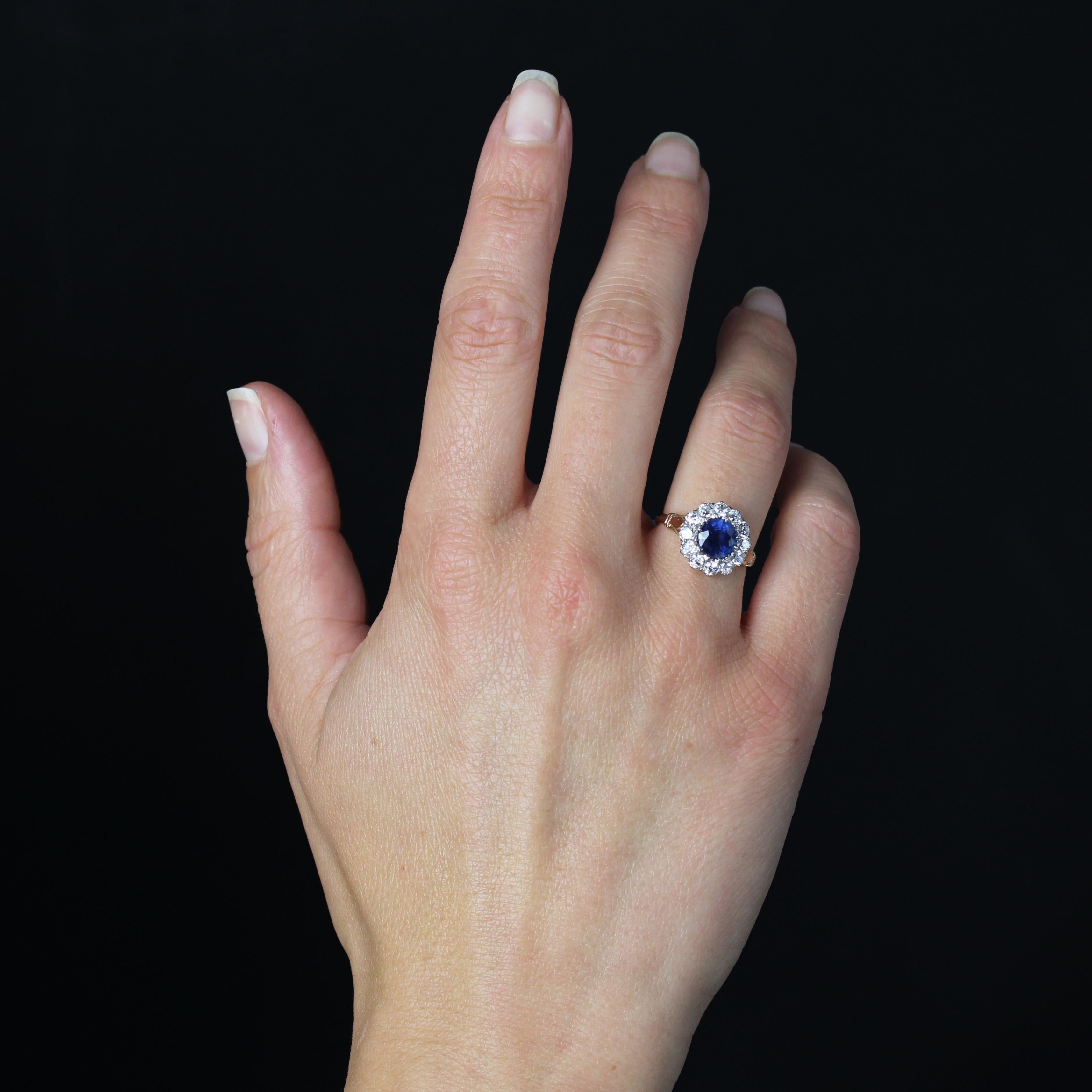 Taglio rotondo Anello a margherita in oro giallo 18 carati e platino con zaffiro e diamanti del XX secolo in vendita