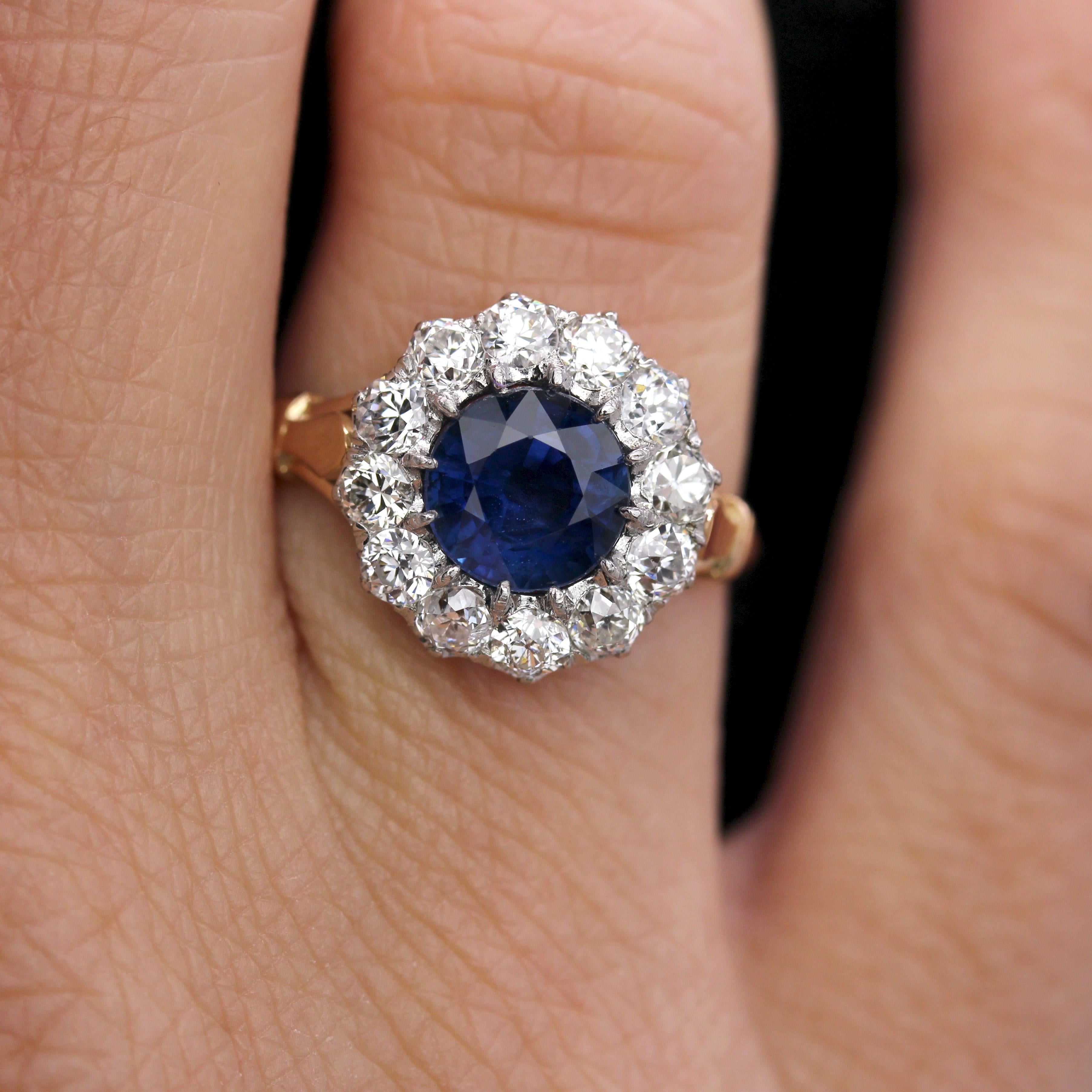 Donna Anello a margherita in oro giallo 18 carati e platino con zaffiro e diamanti del XX secolo in vendita