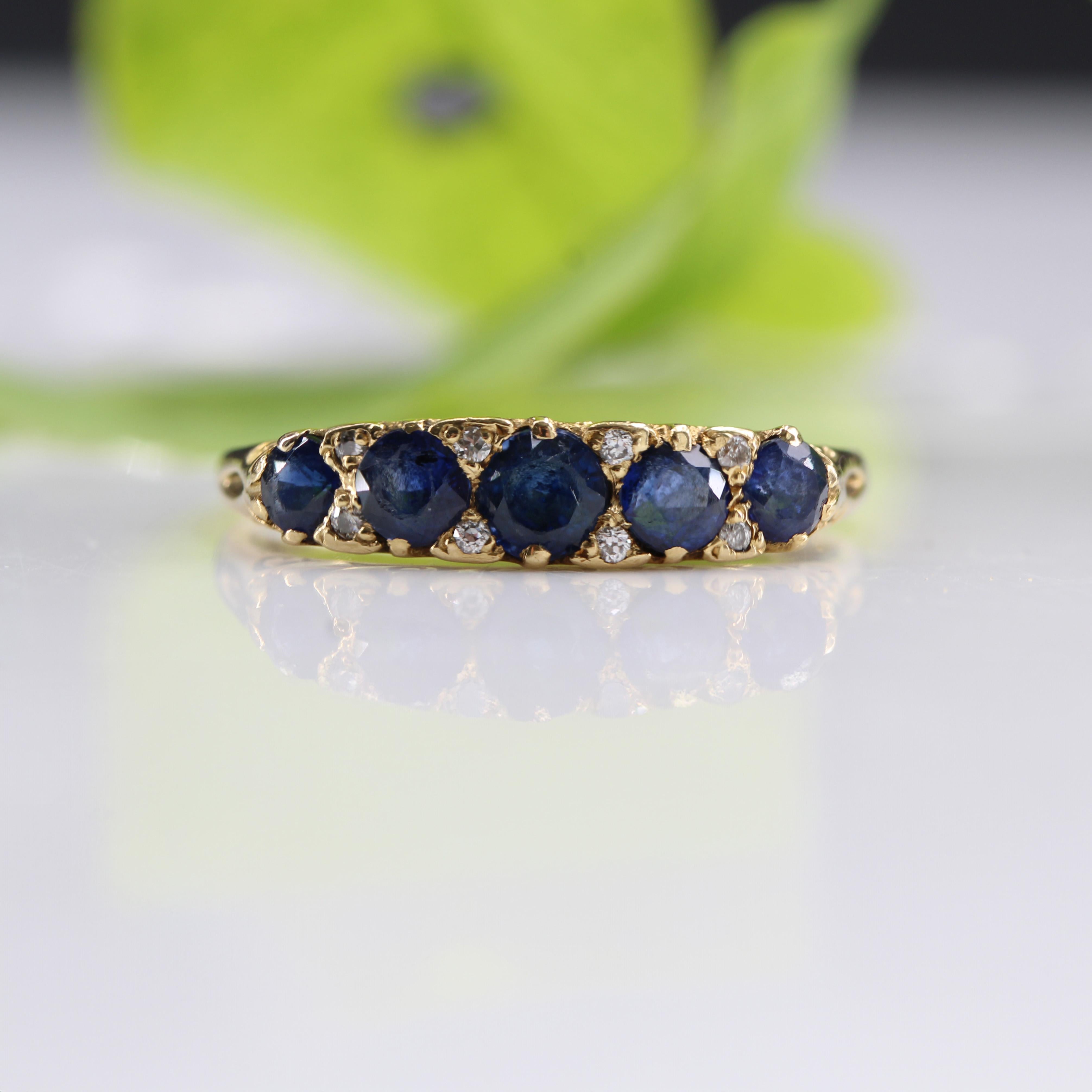 Belle Époque 20ème siècle Bague jarretière en or jaune 18 carats saphirs diamants