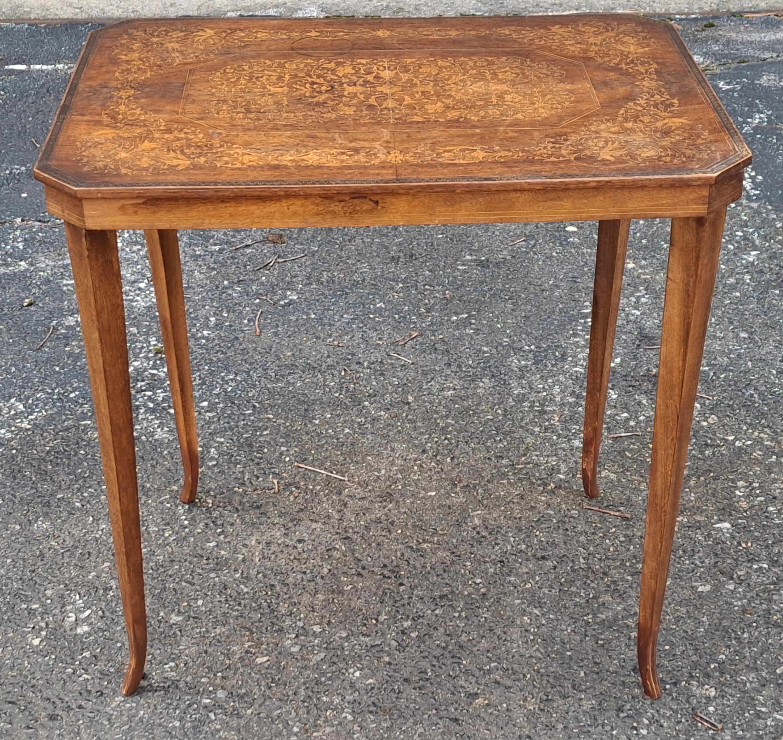 Table d'appoint en acajou incrusté de bois de satin du 20e siècle. Mesure 19,75