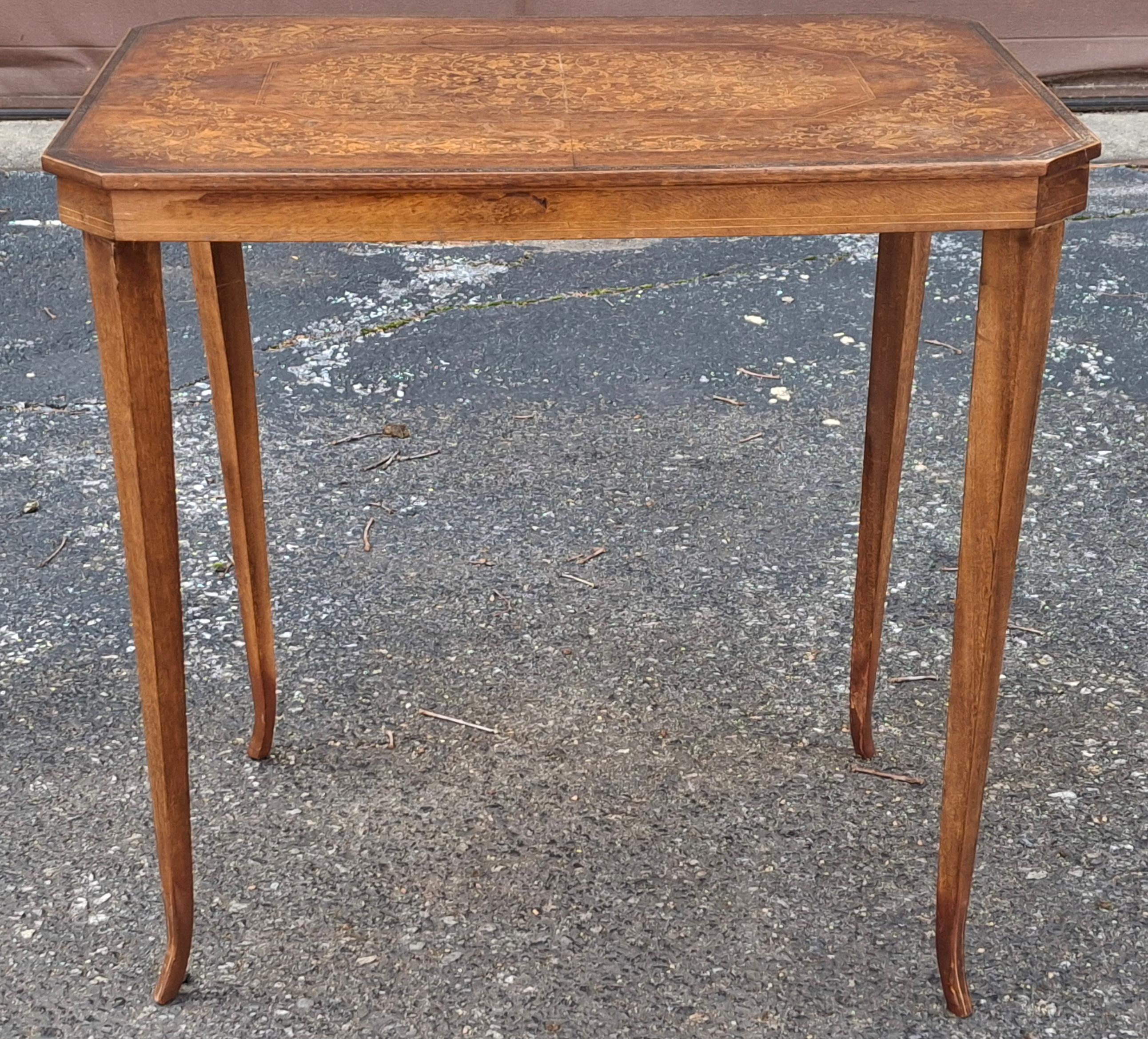 Rococo Table d'appoint en acajou incrusté de bois de satin du 20e siècle Porte-bougies en vente