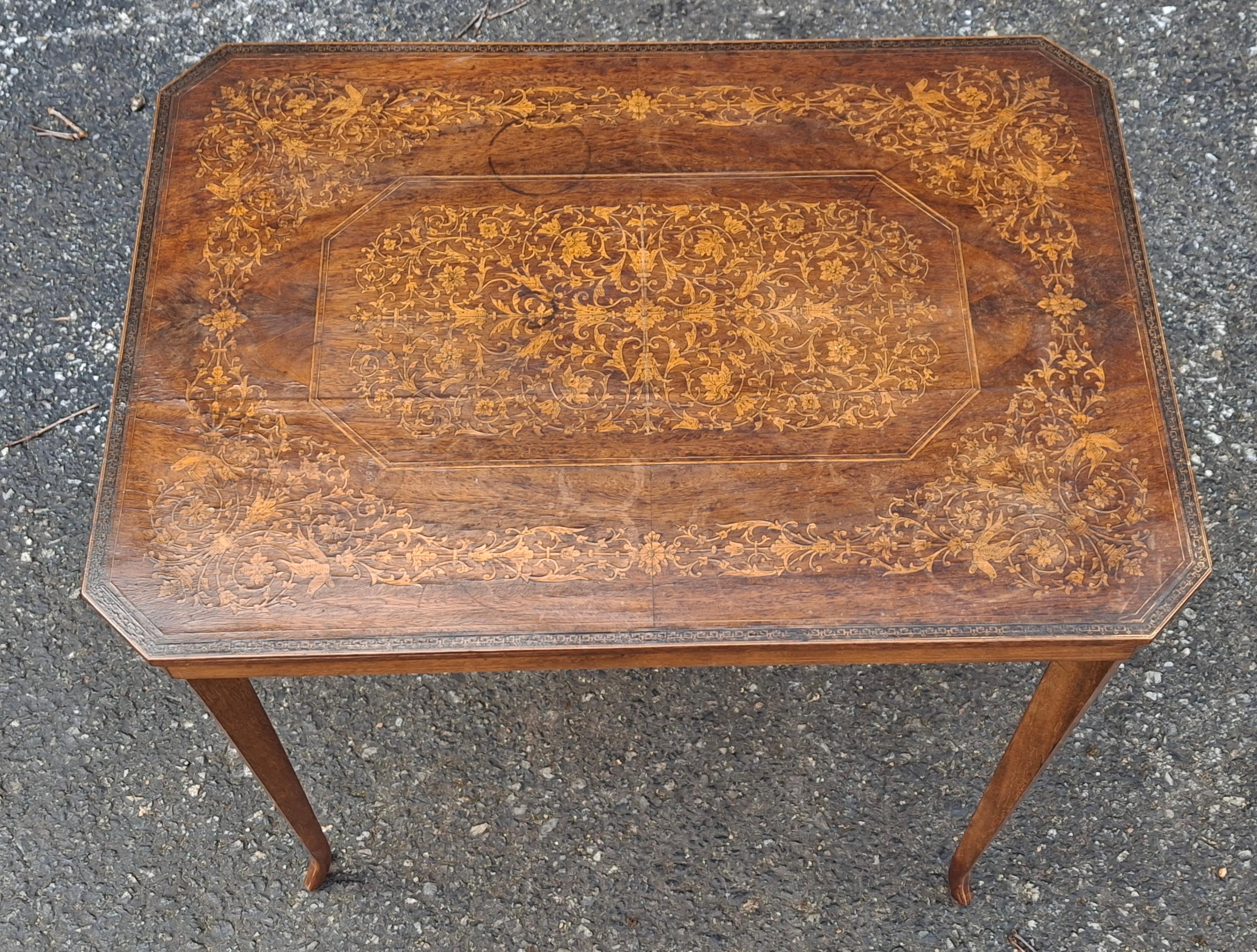 Tacheté Table d'appoint en acajou incrusté de bois de satin du 20e siècle Porte-bougies en vente