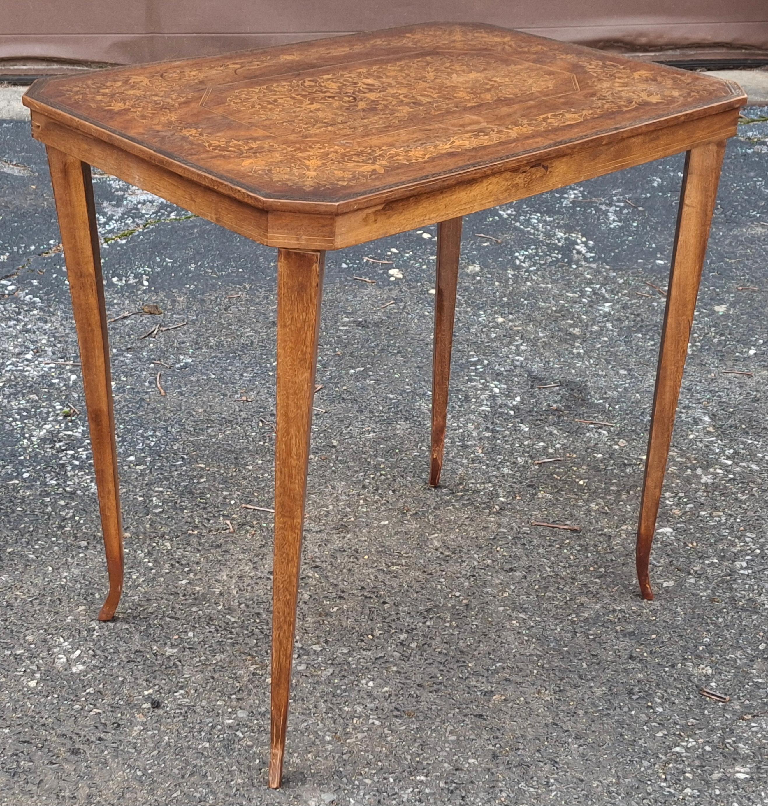 20ième siècle Table d'appoint en acajou incrusté de bois de satin du 20e siècle Porte-bougies en vente