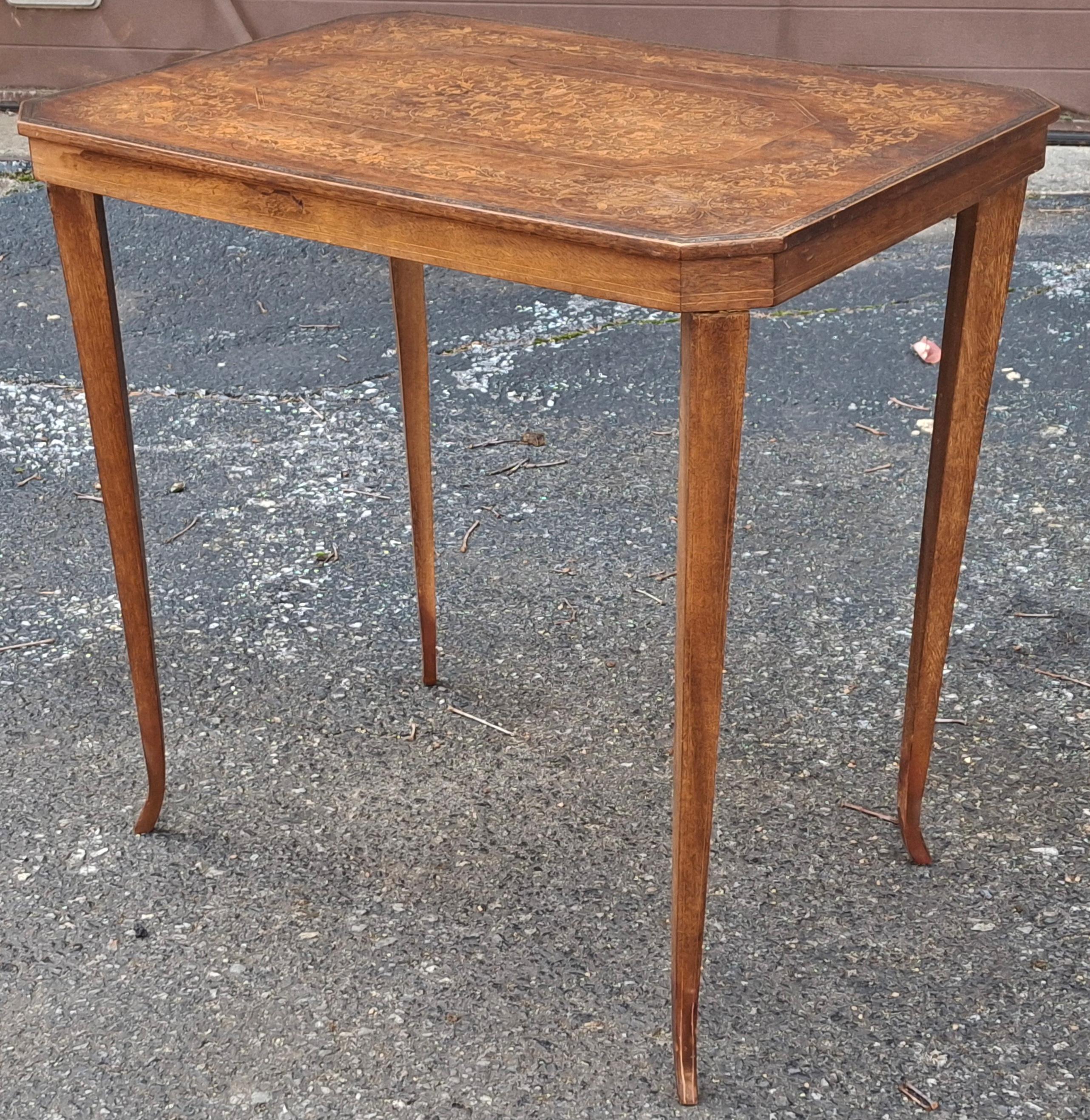 Acajou Table d'appoint en acajou incrusté de bois de satin du 20e siècle Porte-bougies en vente