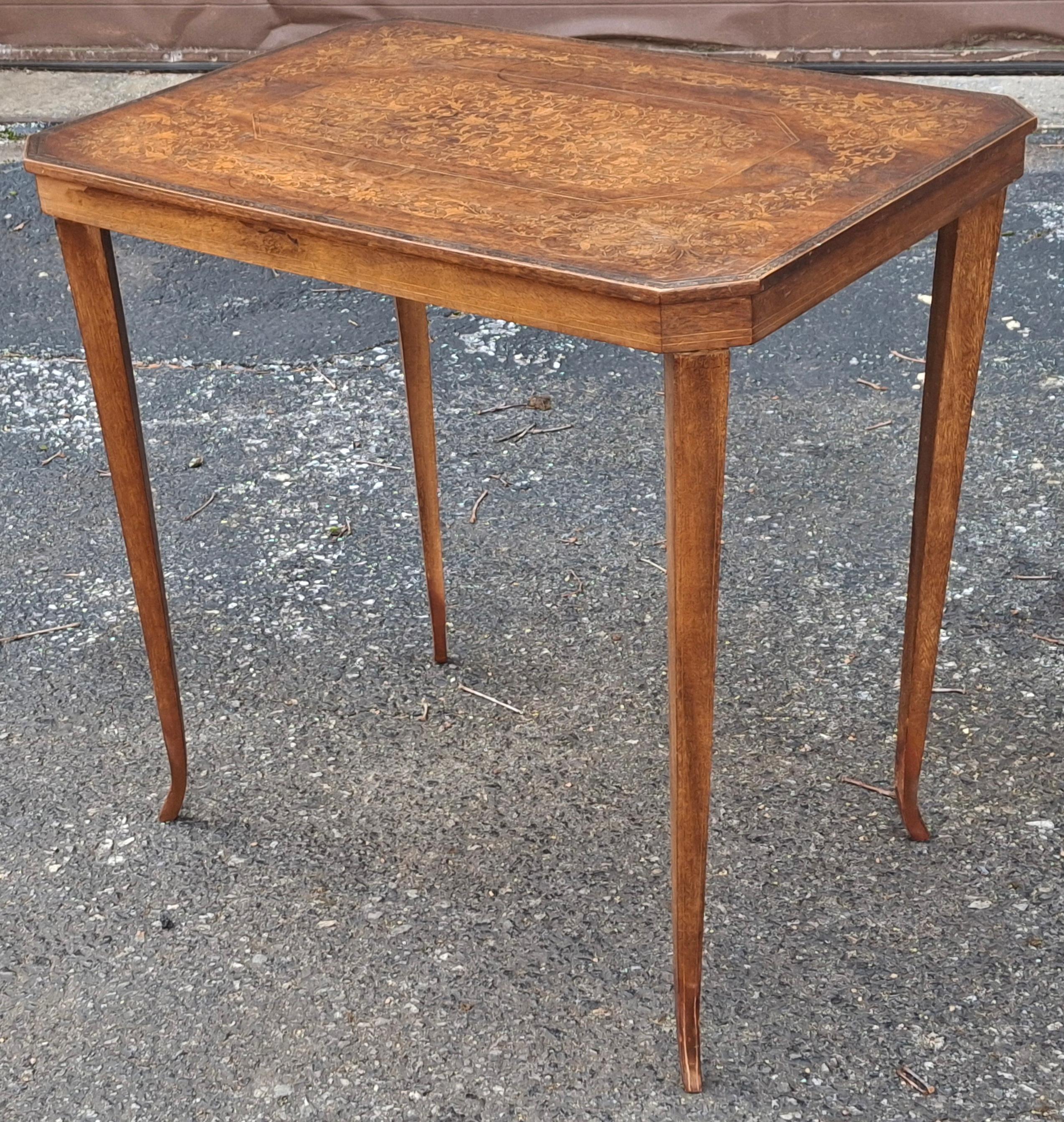 Table d'appoint en acajou incrusté de bois de satin du 20e siècle Porte-bougies en vente 1