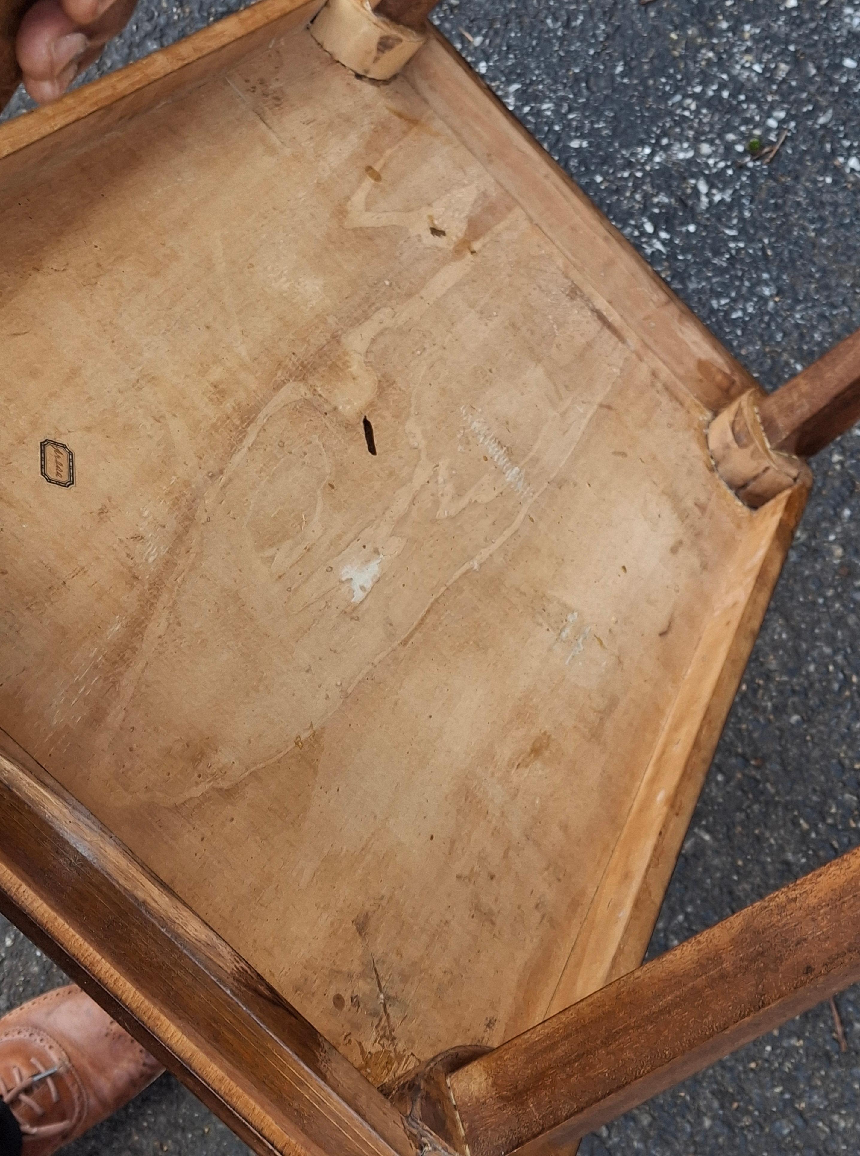Table d'appoint en acajou incrusté de bois de satin du 20e siècle Porte-bougies en vente 2