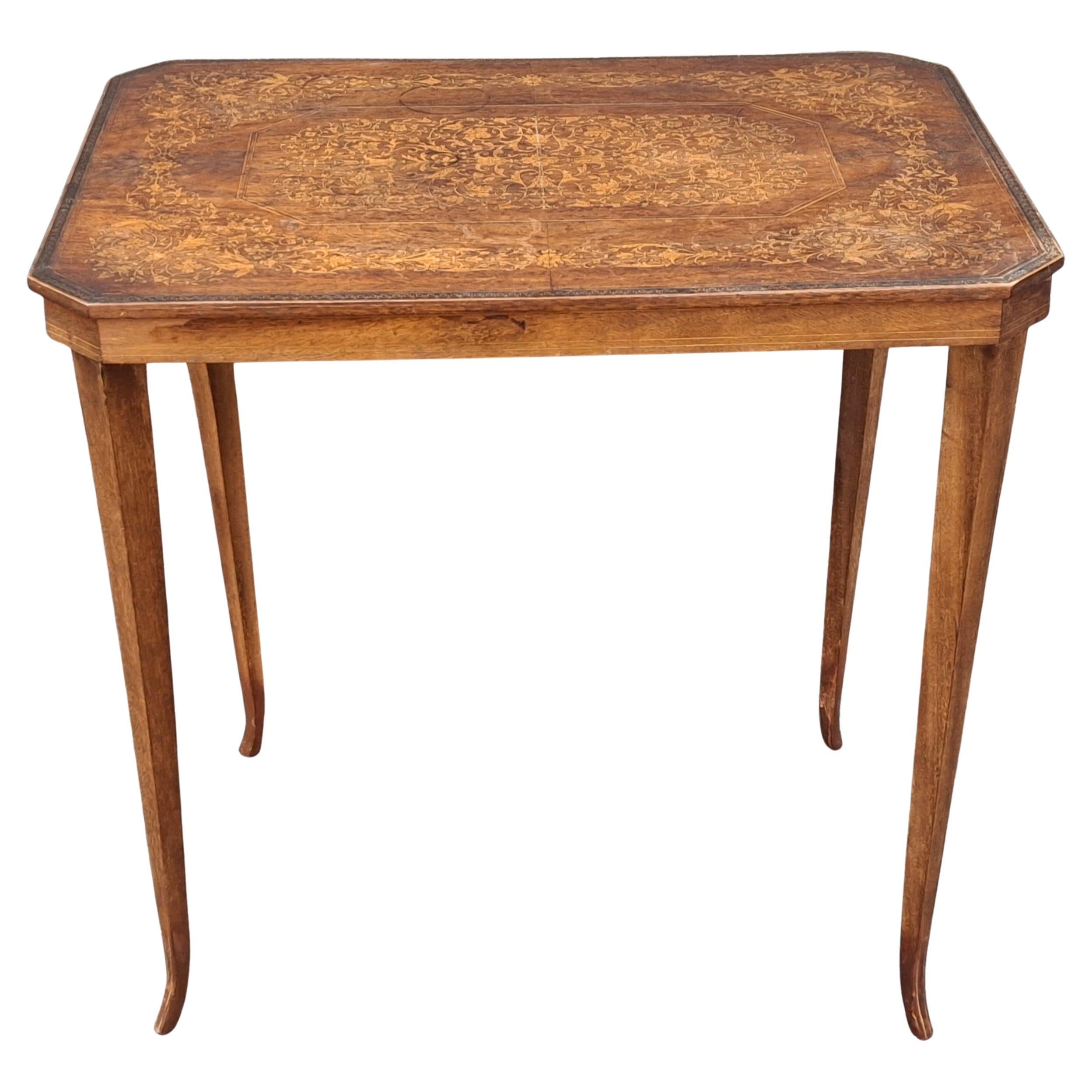 Table d'appoint en acajou incrusté de bois de satin du 20e siècle Porte-bougies