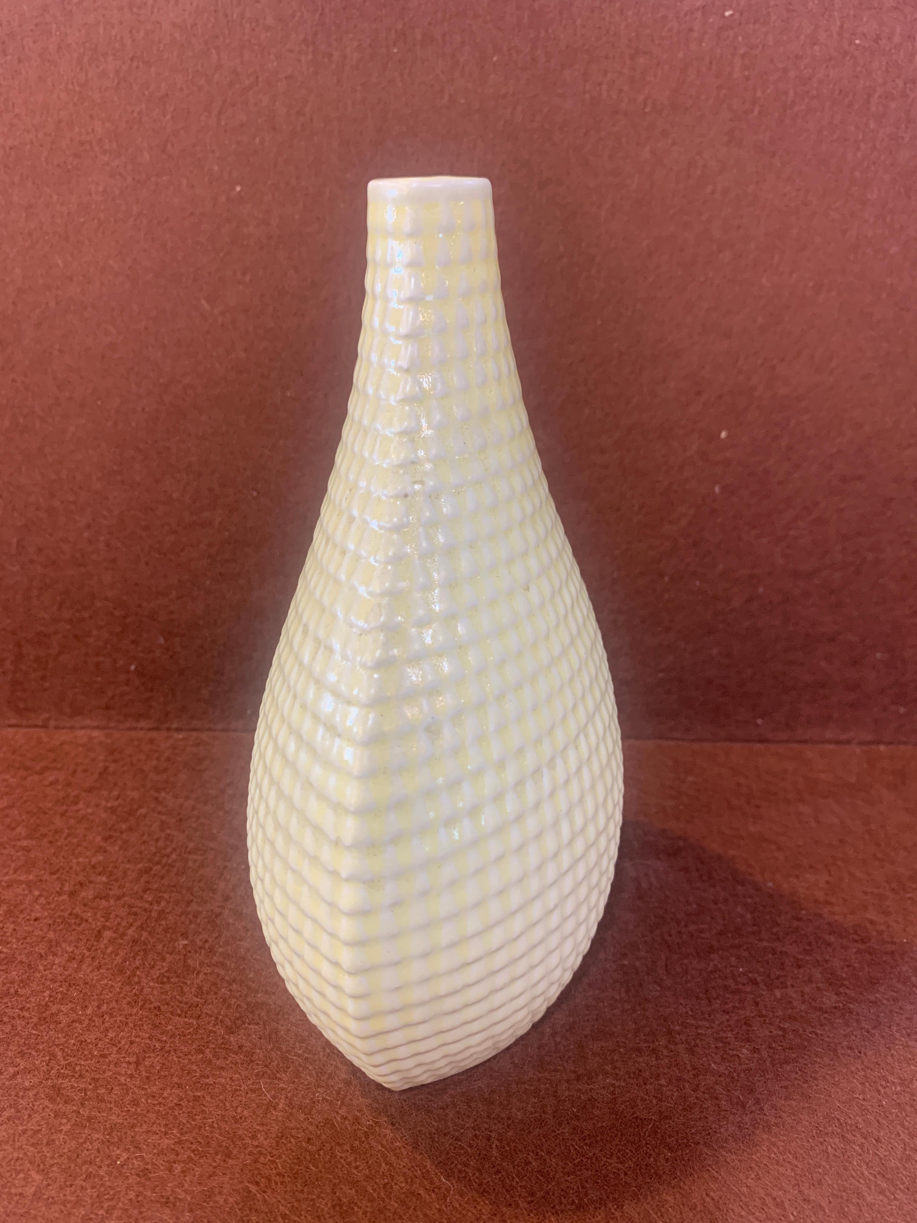 Lemon yellow colored vase of Gustavsberg company production, Reptil series model, by Designer Stig Lindberg.
Swedish origin.
Produced from 1953 to 1963, this one is from 1957.