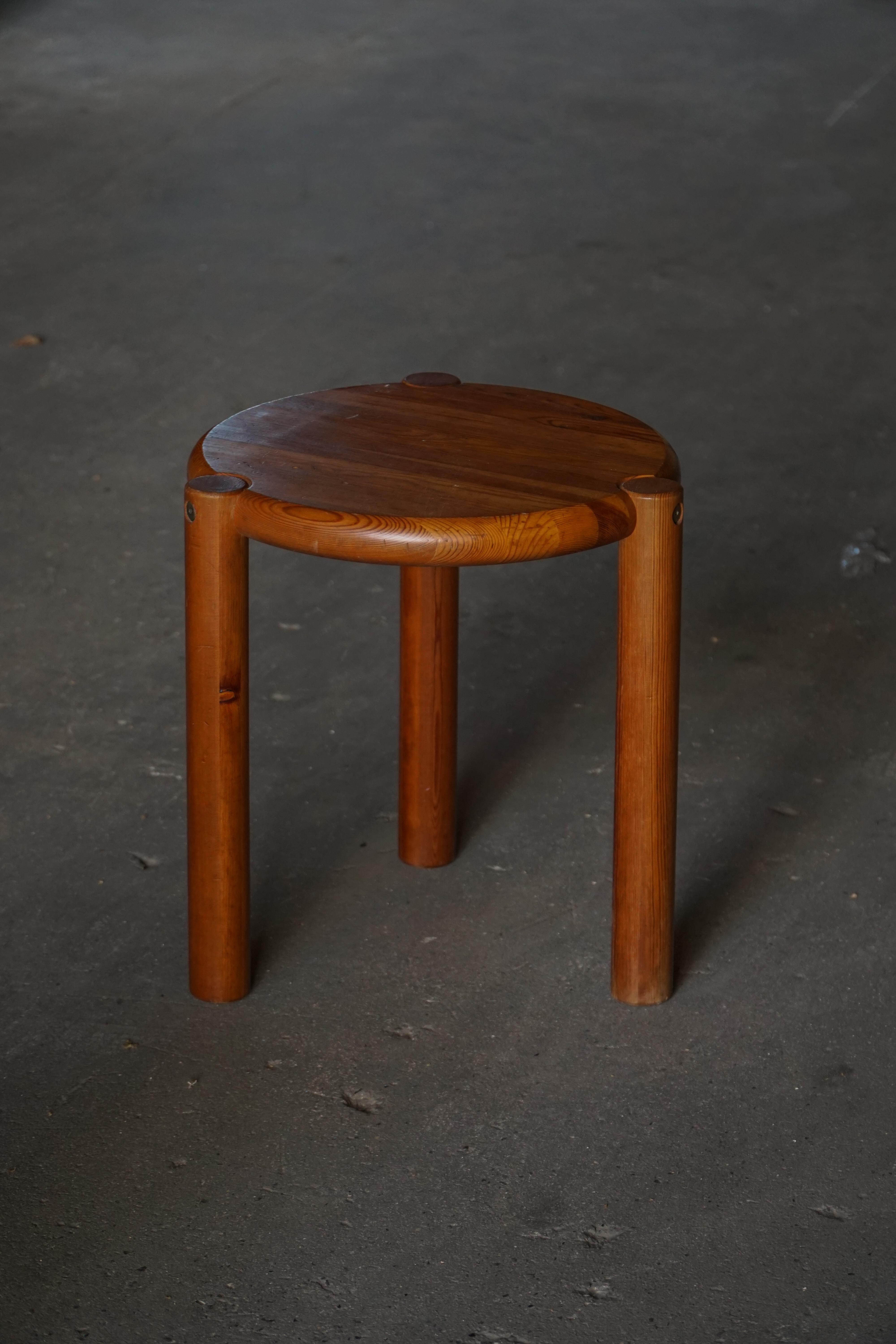 20e siècle, The Modern Scandinavian Tripod Stool with Circular Seat, 1970 en vente 6