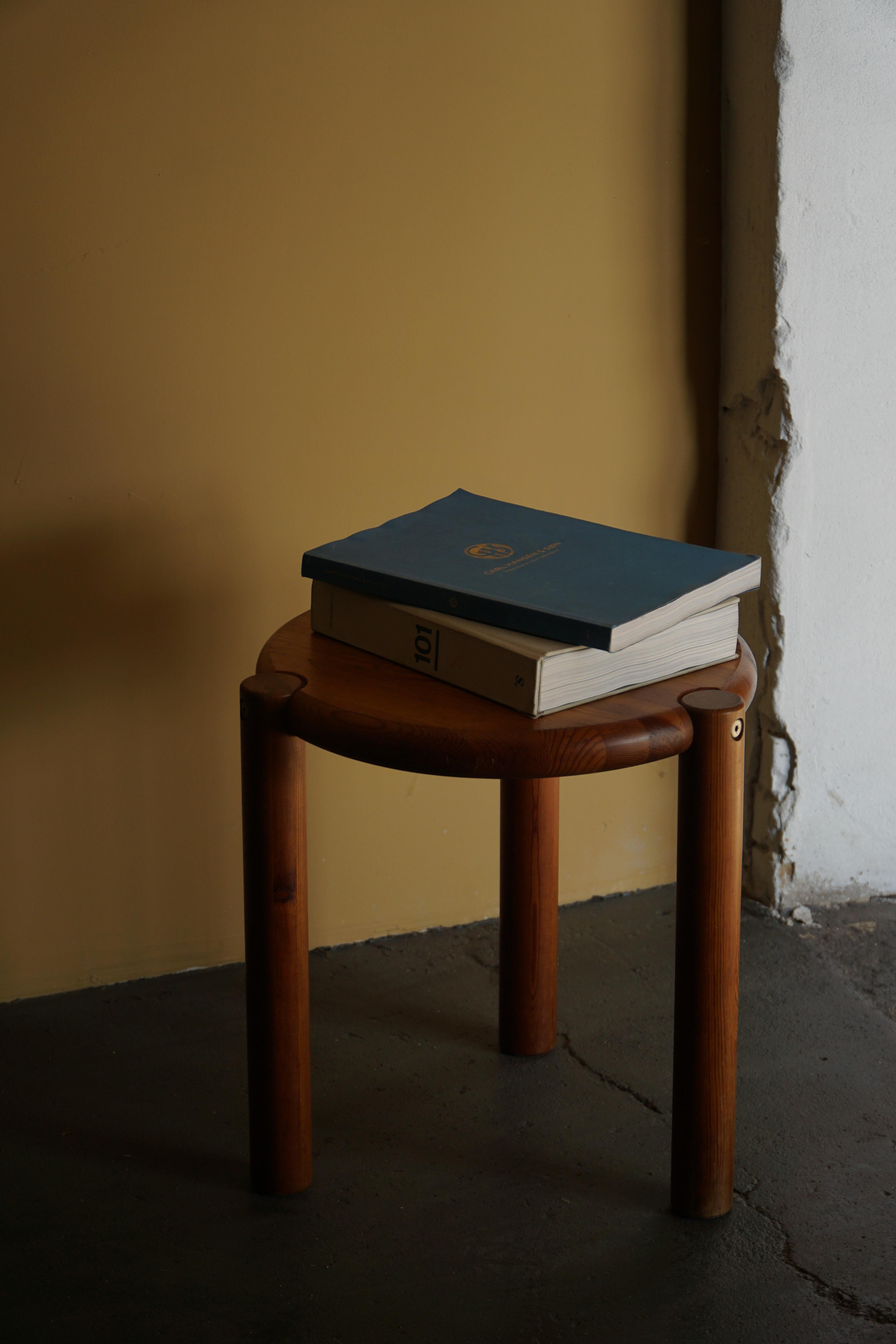 20e siècle, The Modern Scandinavian Tripod Stool with Circular Seat, 1970 en vente 10