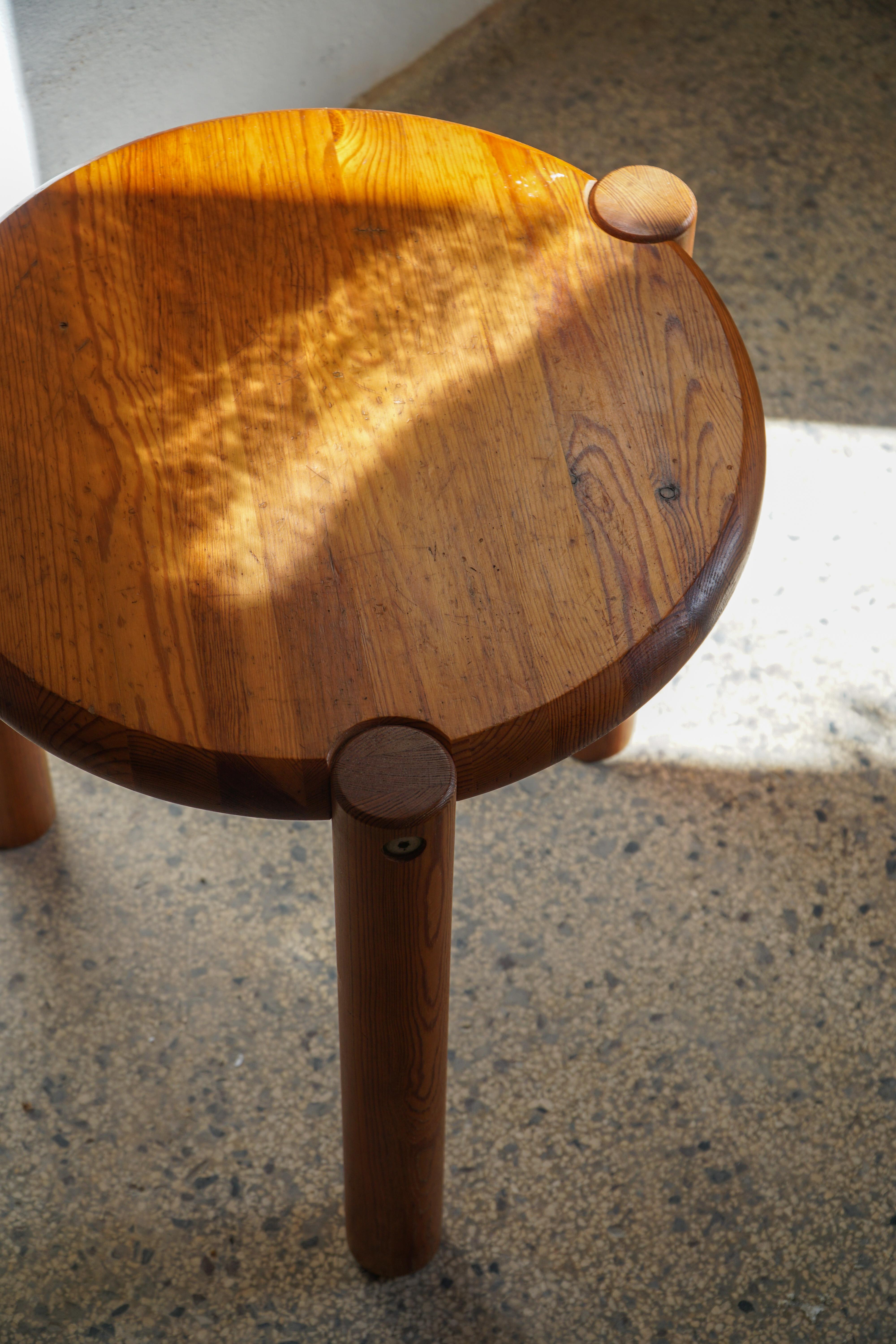 20e siècle, The Modern Scandinavian Tripod Stool with Circular Seat, 1970 en vente 11