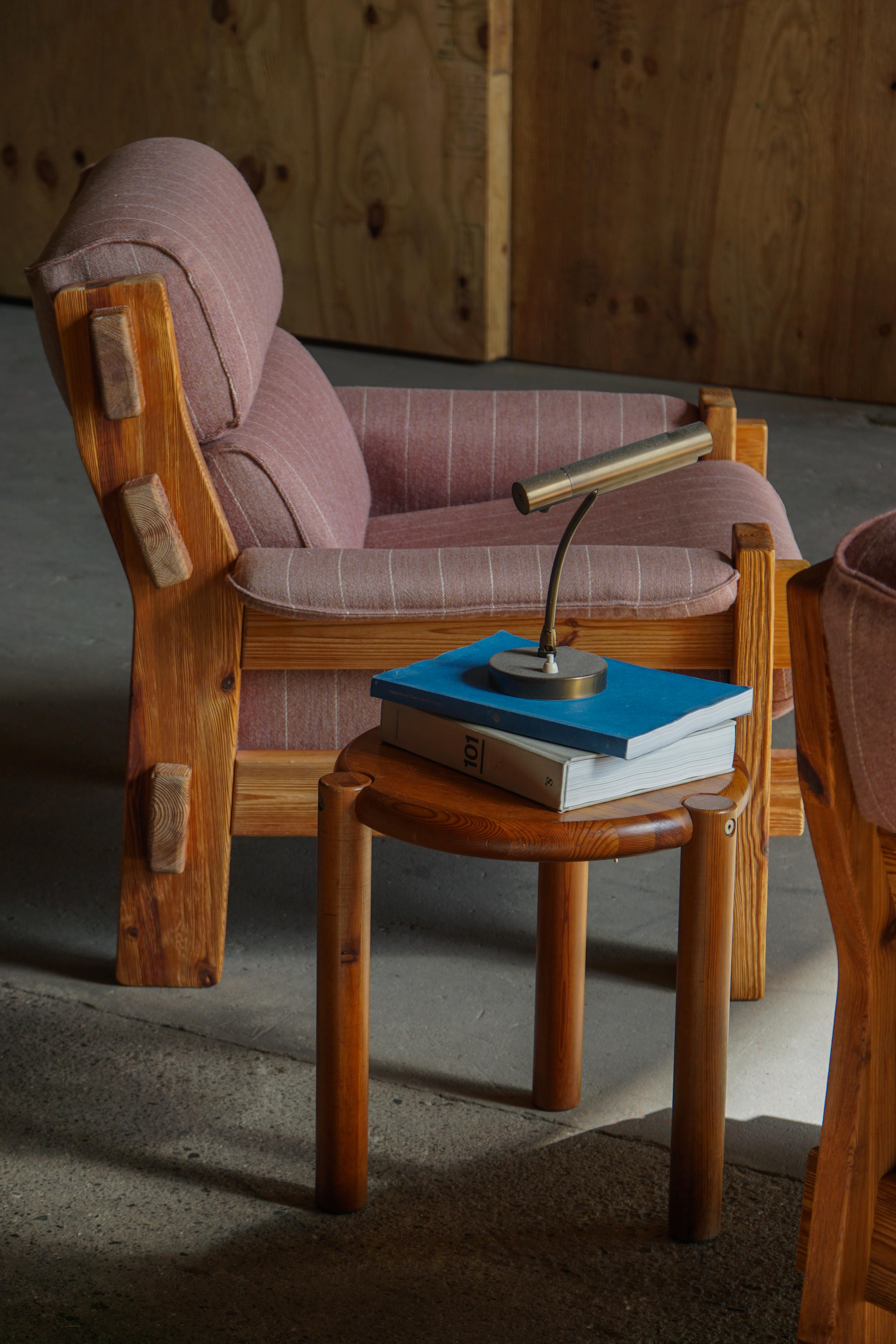 Tabouret The Modern Scandinavian du milieu du 20e siècle, fabriqué en pin massif avec un siège circulaire et trois pieds cylindriques qui percent et s'étendent légèrement au-dessus de la surface du siège. 

Ce tabouret est un bel exemple de