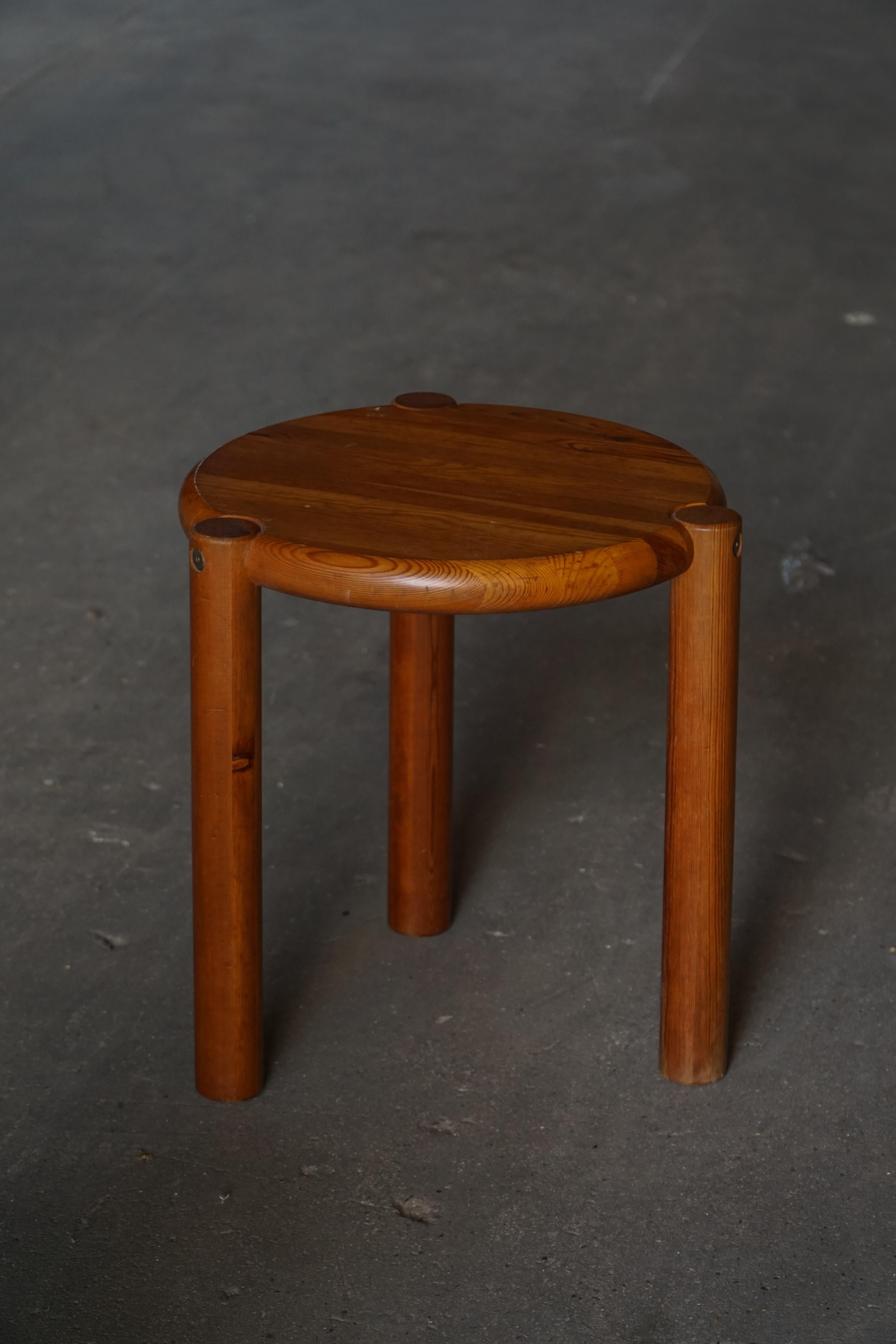 Scandinave 20e siècle, The Modern Scandinavian Tripod Stool with Circular Seat, 1970 en vente
