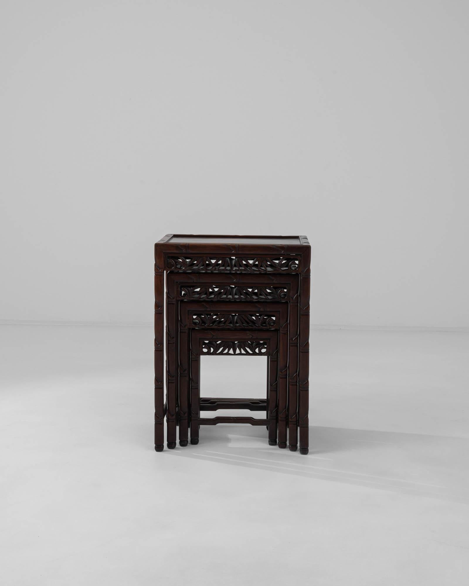 Dieses elegante und exotische Set aus vier Tischen ist von traditionellen asiatischen Möbeln inspiriert. Das im 20. Jahrhundert in Skandinavien hergestellte Design lehnt sich an die tropischen Motive wärmerer Gefilde an, um die nordischen Winter zu