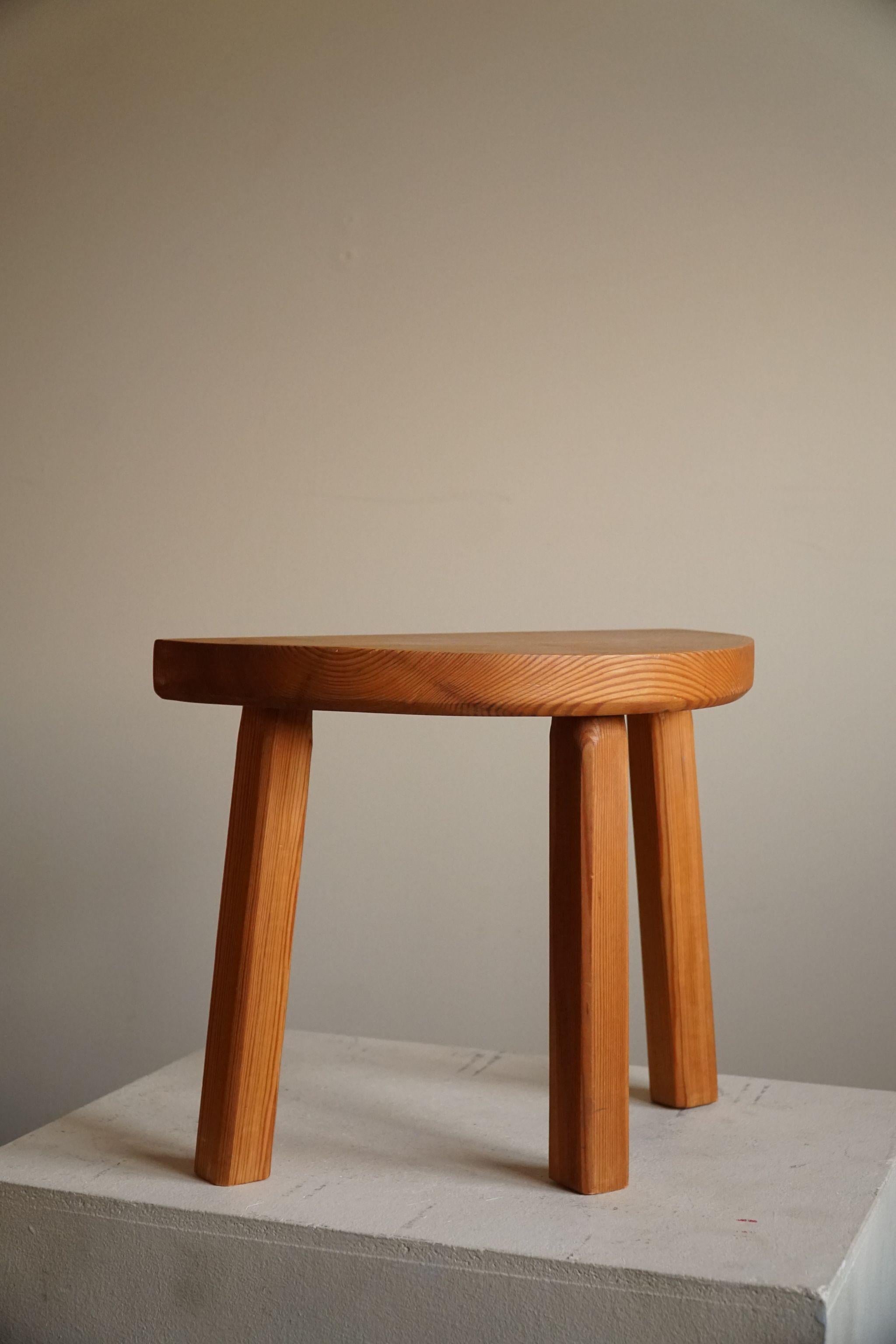 Vintage Scandinavian Modern solid pine tripod stool, mid century, ca 1970s.

General good vintage condition. A organic sculptural design, perfect match for the modern interior.