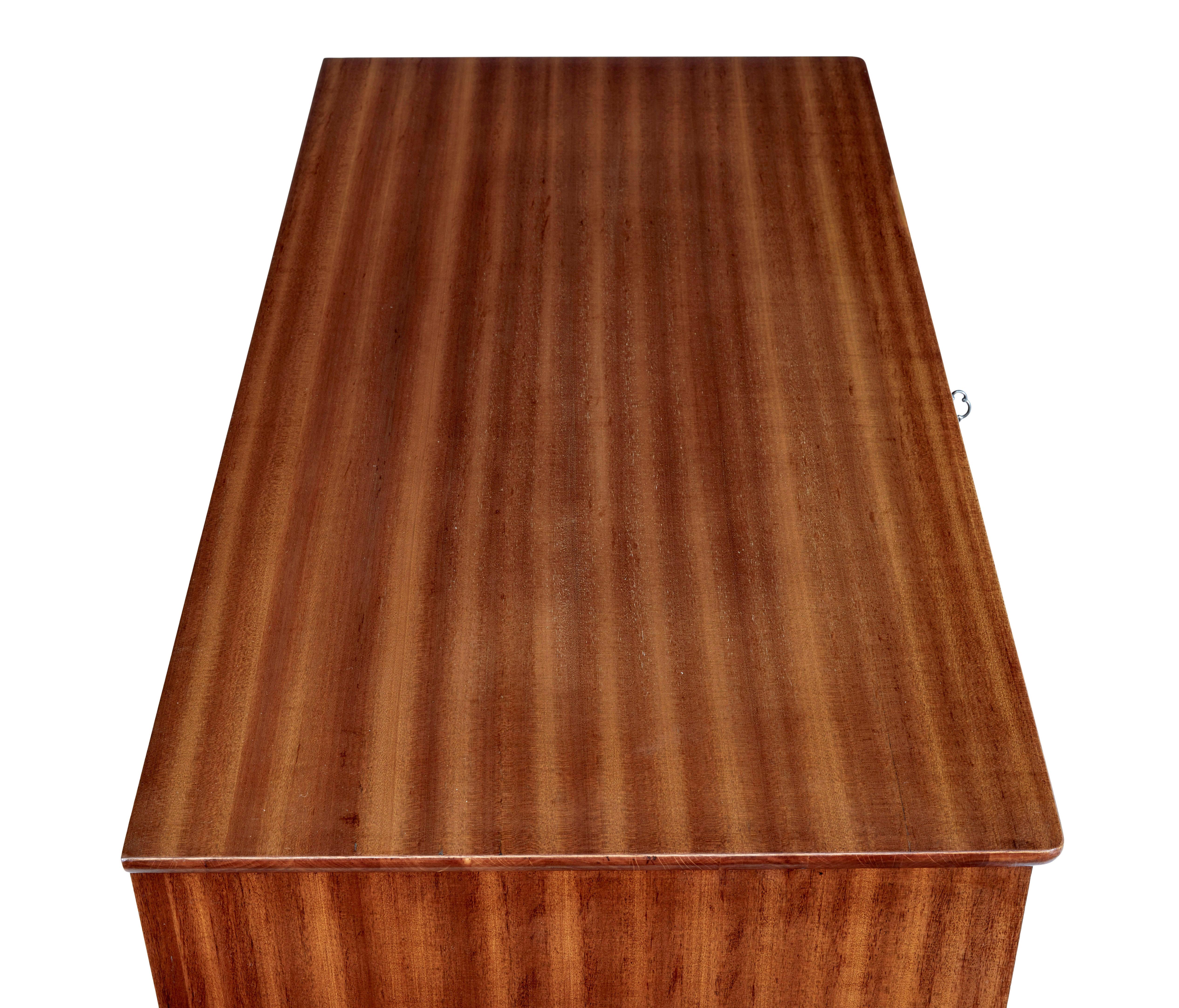 Cassettiera scandinava in teak del XX secolo, circa 1960.

Un pezzo di design svedese di metà secolo di buona qualità.  Superficie superiore leggermente a vela, con 3 cassetti di proporzioni uguali al di sotto, ciascuno dotato di maniglie a