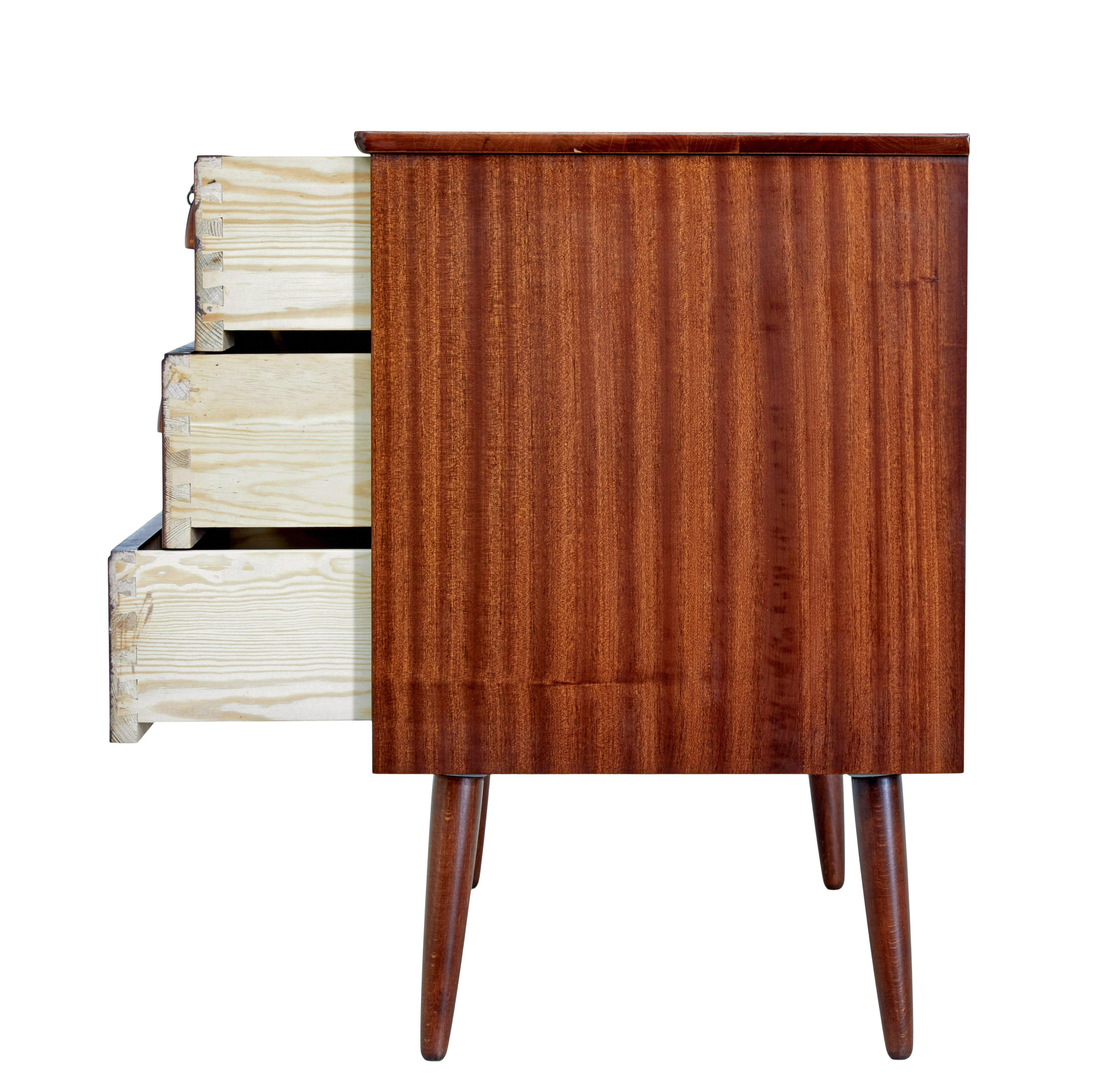 Intagliato Cassettiera scandinava in teak del XX secolo in vendita