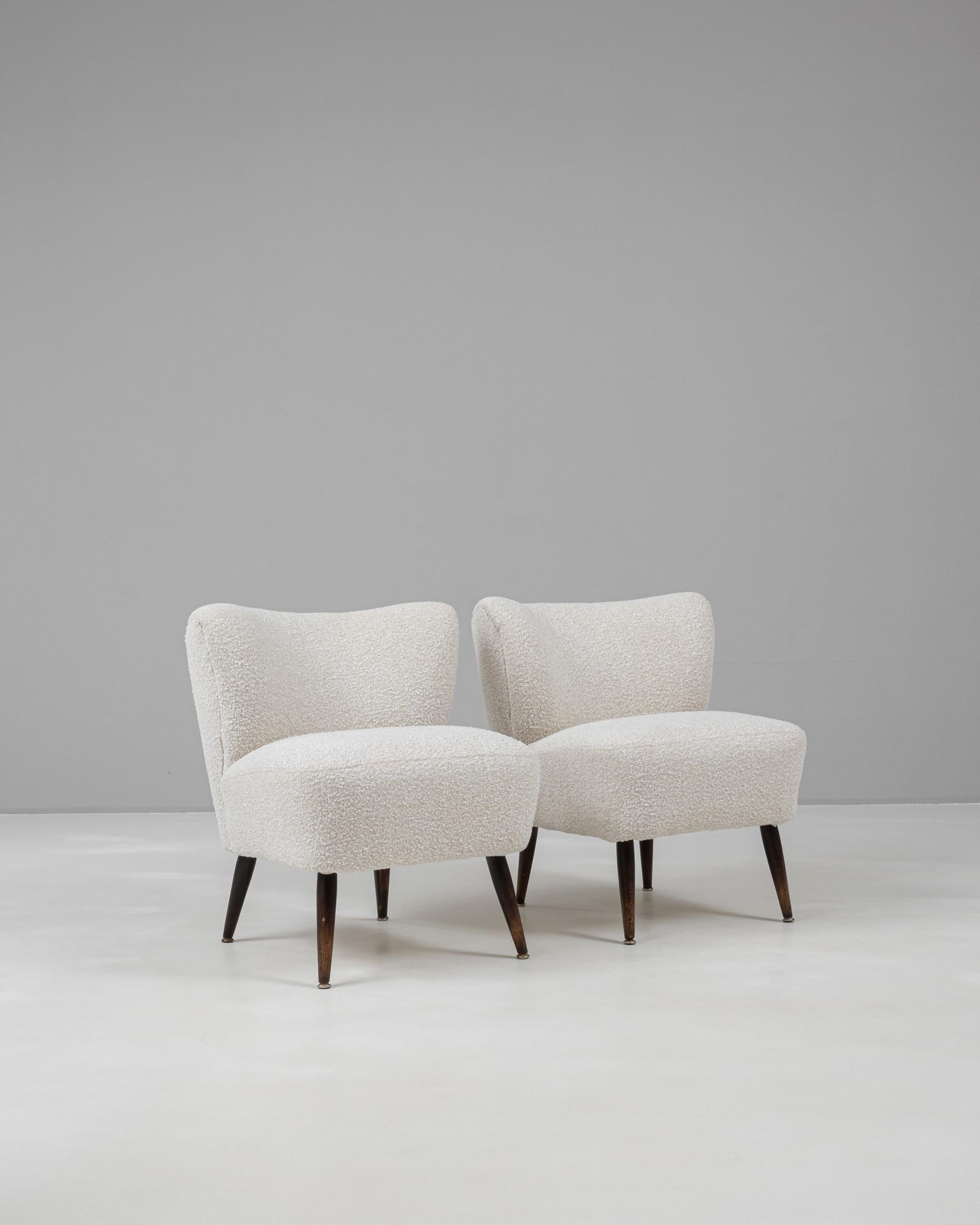 Pareja de sillas tapizadas escandinavas del siglo XX en Bueno estado para la venta en High Point, NC